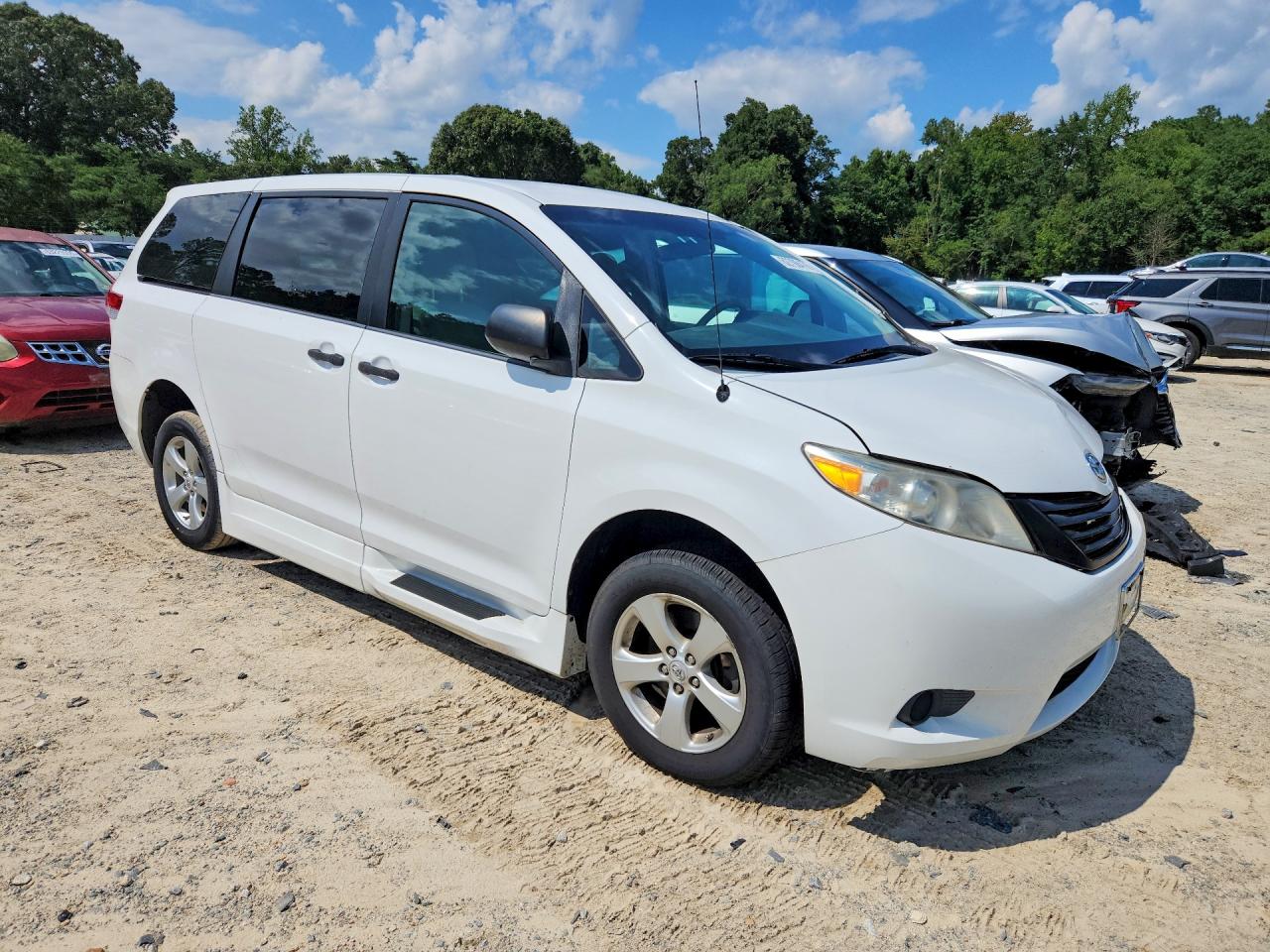 2012 Toyota Sienna Base 7-passenger White vin: 5TDZK3DC7CS271484
