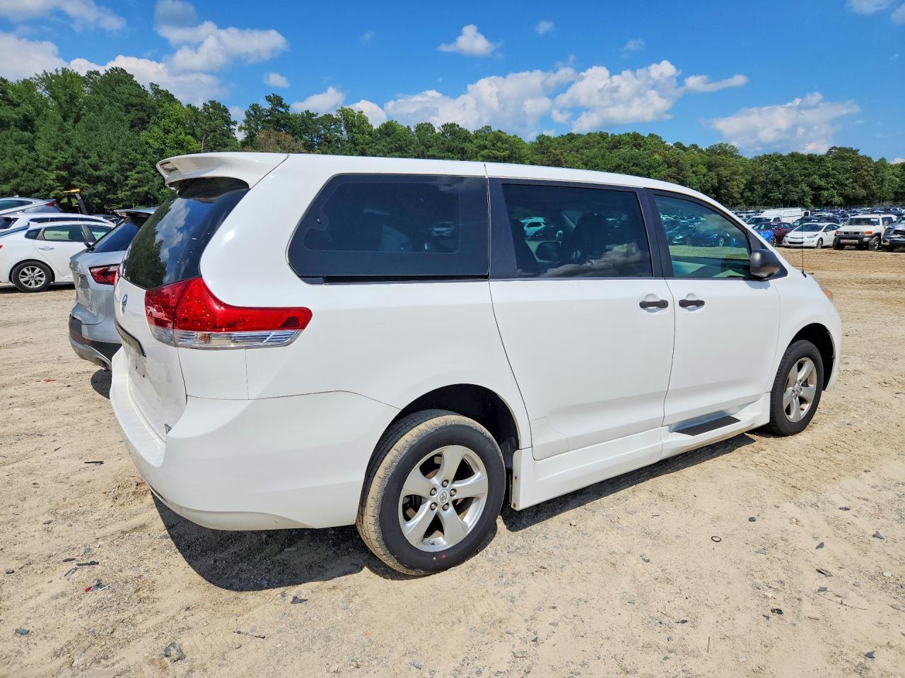 2012 Toyota Sienna Base 7-passenger White vin: 5TDZK3DC7CS271484