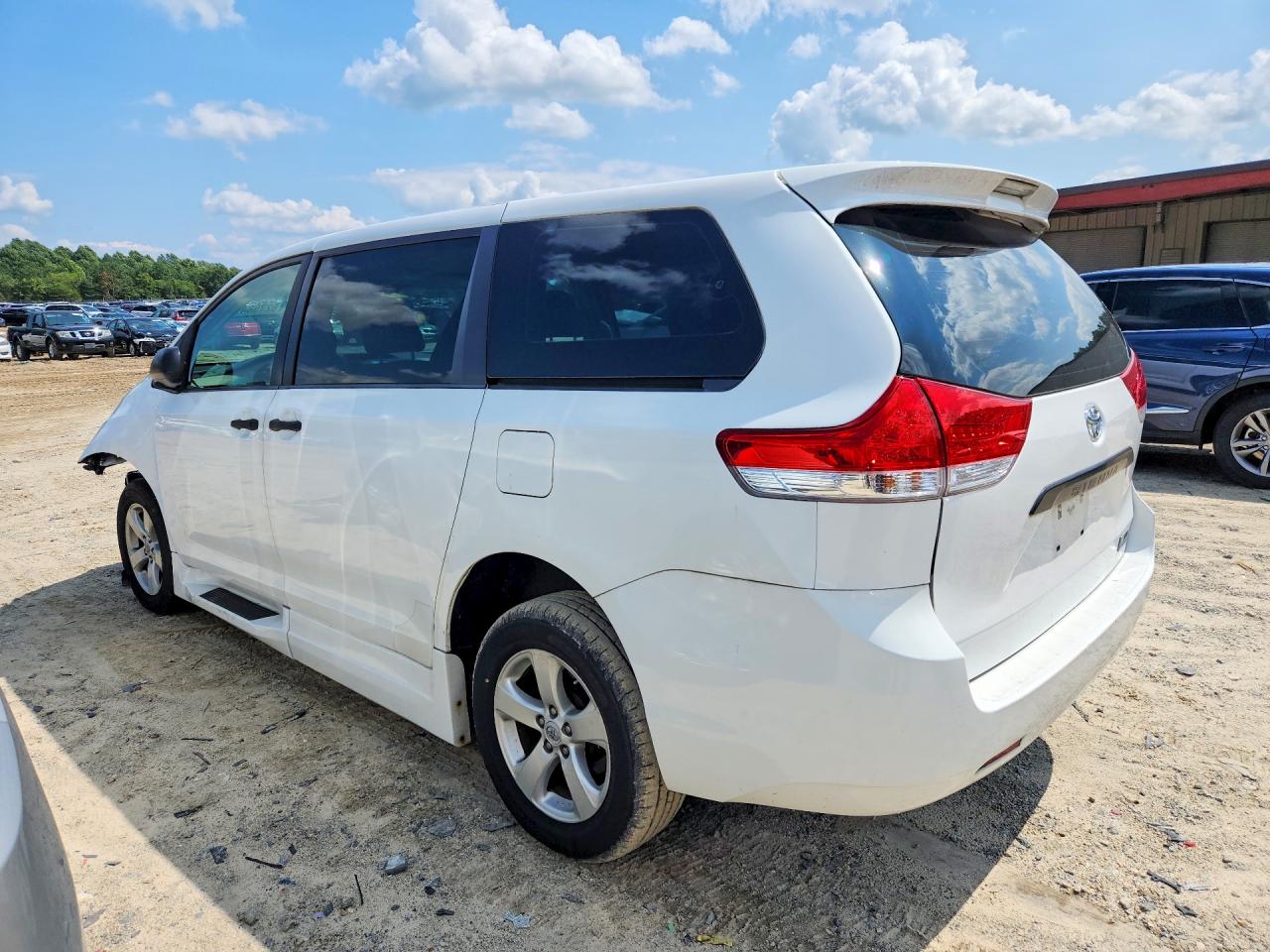 2012 Toyota Sienna Base 7-passenger White vin: 5TDZK3DC7CS271484
