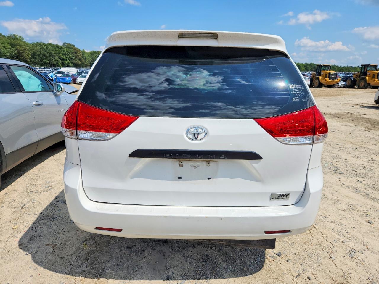 2012 Toyota Sienna Base 7-passenger White vin: 5TDZK3DC7CS271484
