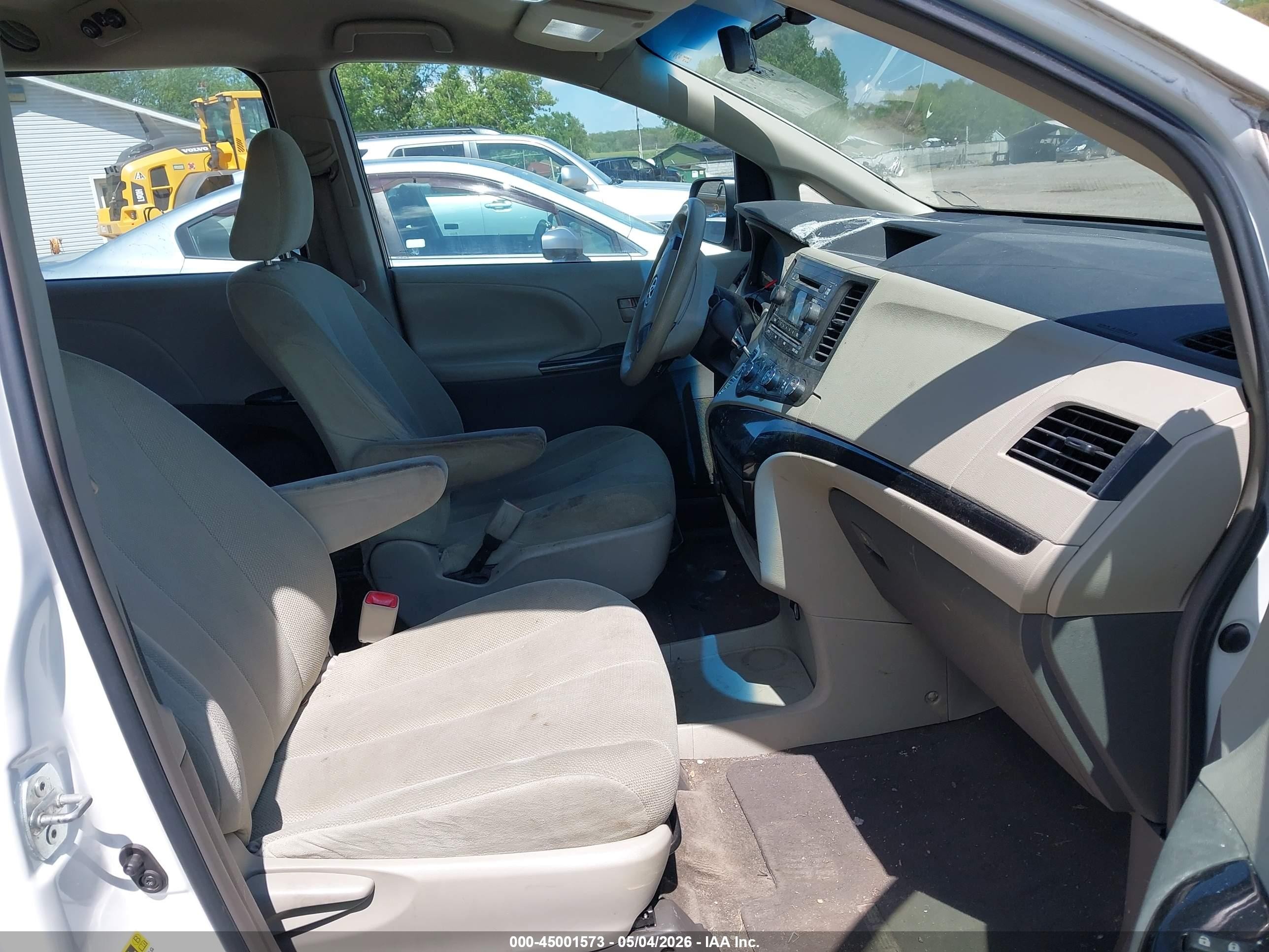2013 Toyota Sienna L V6 7 Passenger White vin: 5TDZK3DC7DS352518