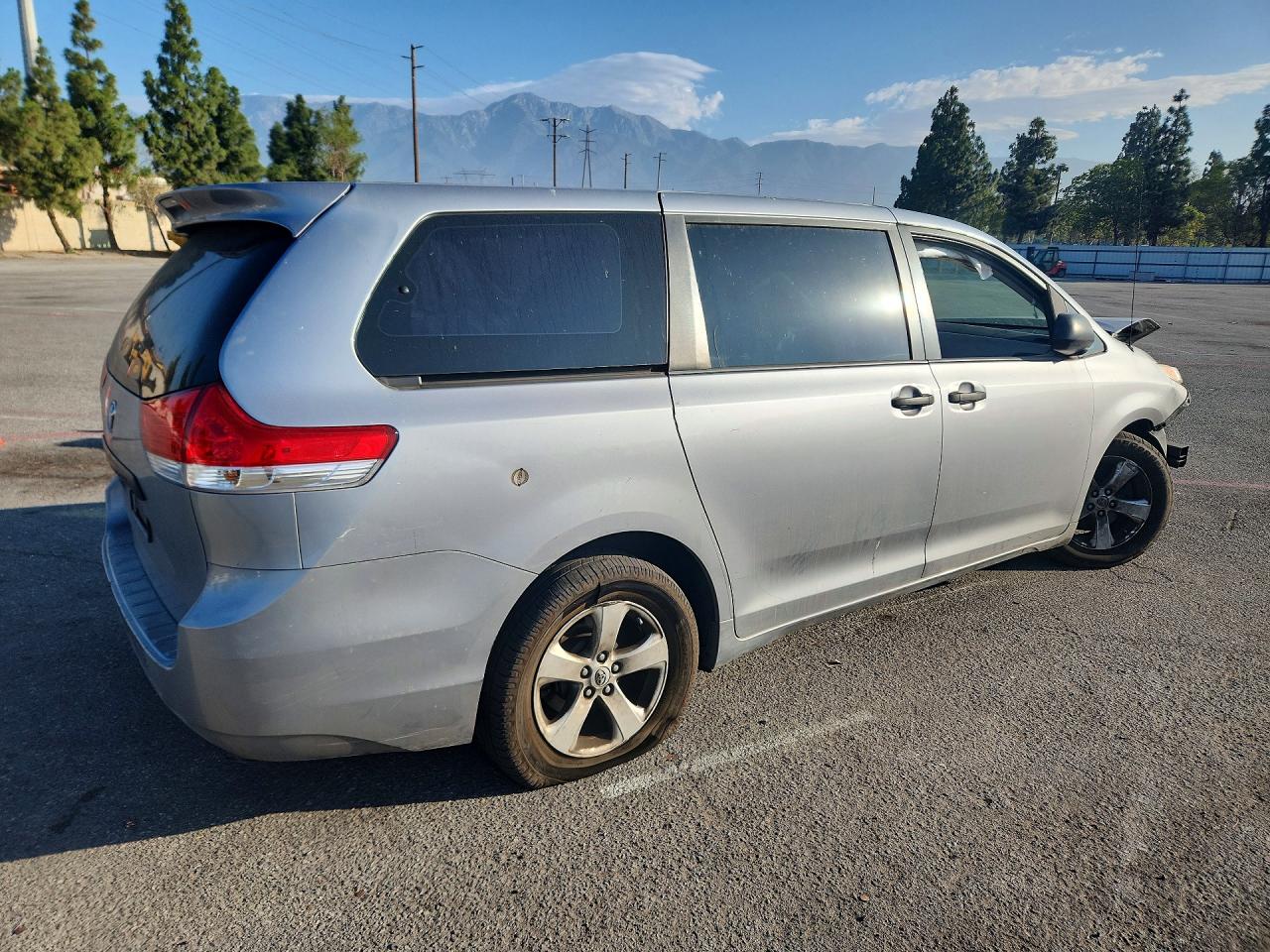2013 Toyota Sienna L 7-passenger Silver vin: 5TDZK3DC7DS391089