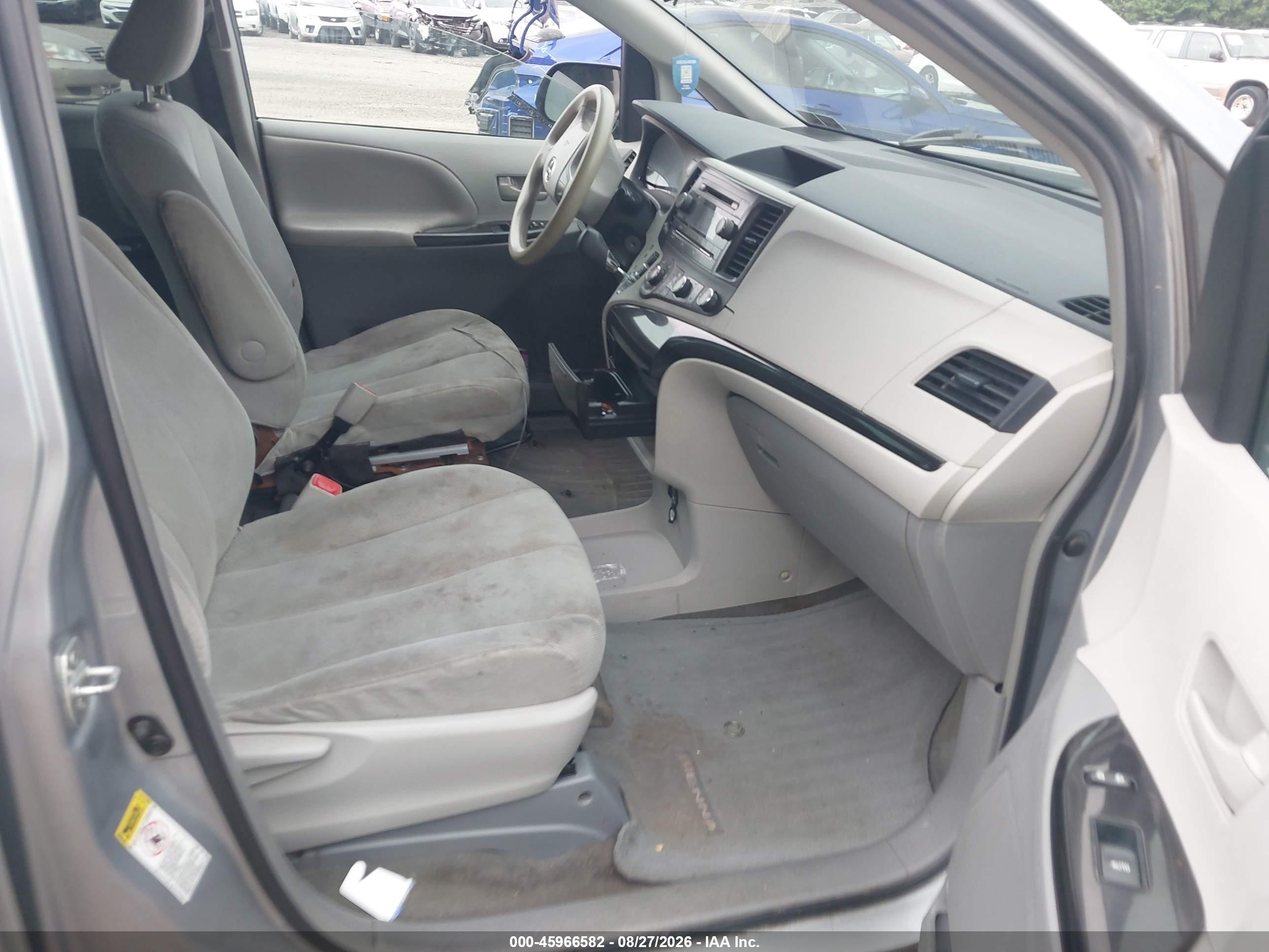 2014 Toyota Sienna L V6 7 Passenger Silver vin: 5TDZK3DC7ES439885