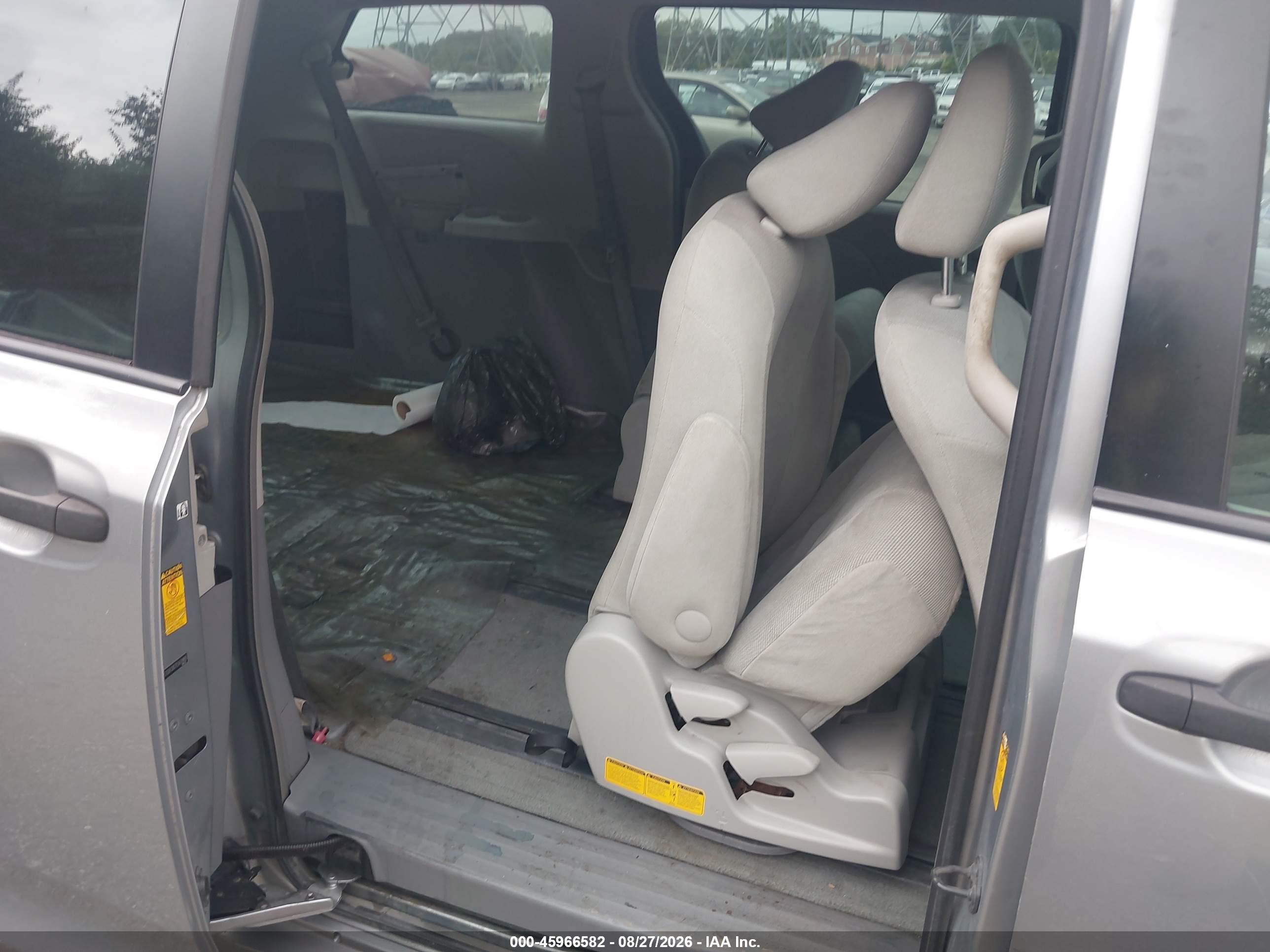 2014 Toyota Sienna L V6 7 Passenger Silver vin: 5TDZK3DC7ES439885