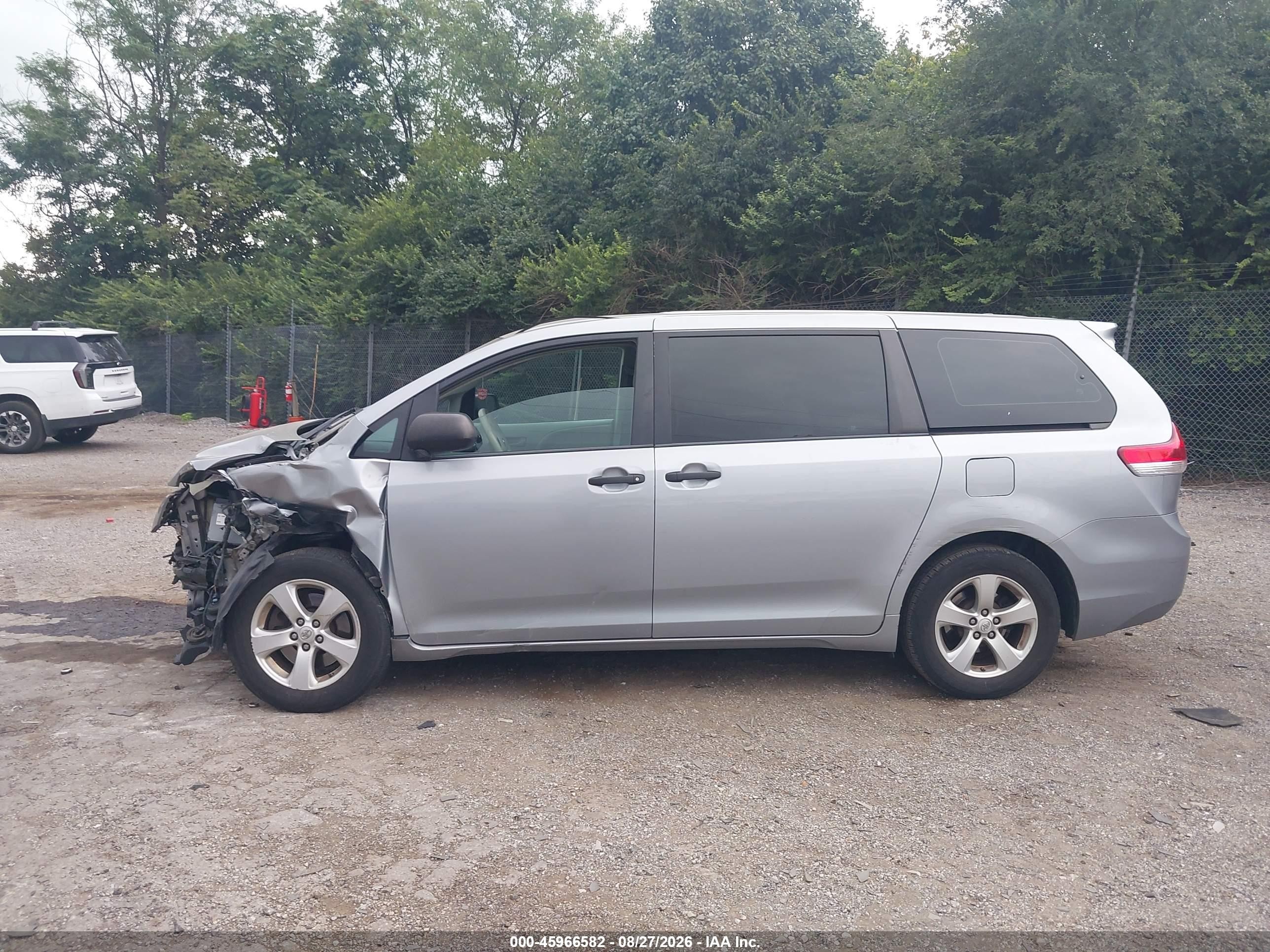 2014 Toyota Sienna L V6 7 Passenger Silver vin: 5TDZK3DC7ES439885