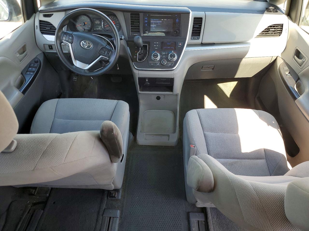 2015 Toyota Sienna L 7-passenger Silver vin: 5TDZK3DC7FS530771
