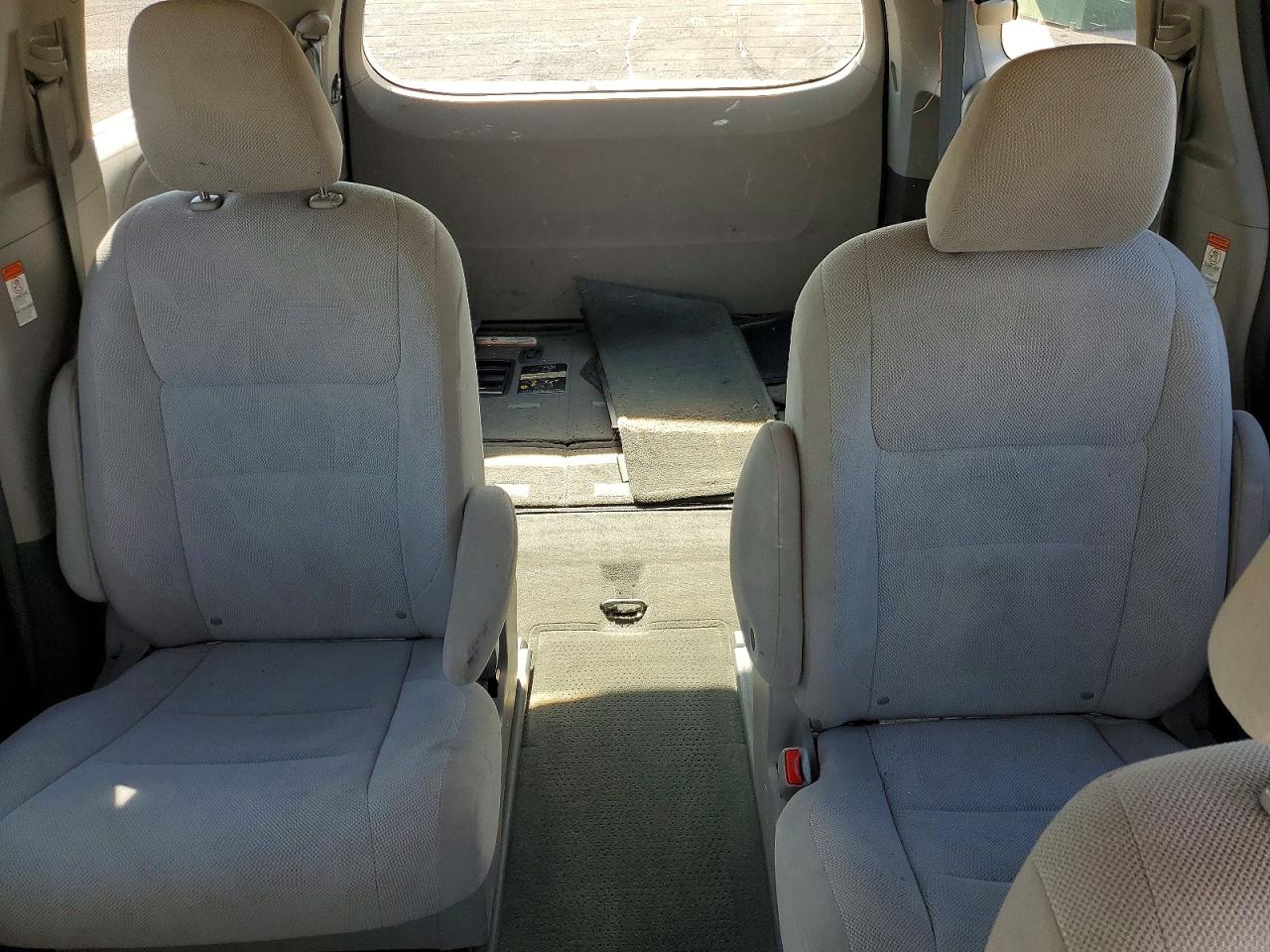 2015 Toyota Sienna L 7-passenger Silver vin: 5TDZK3DC7FS530771