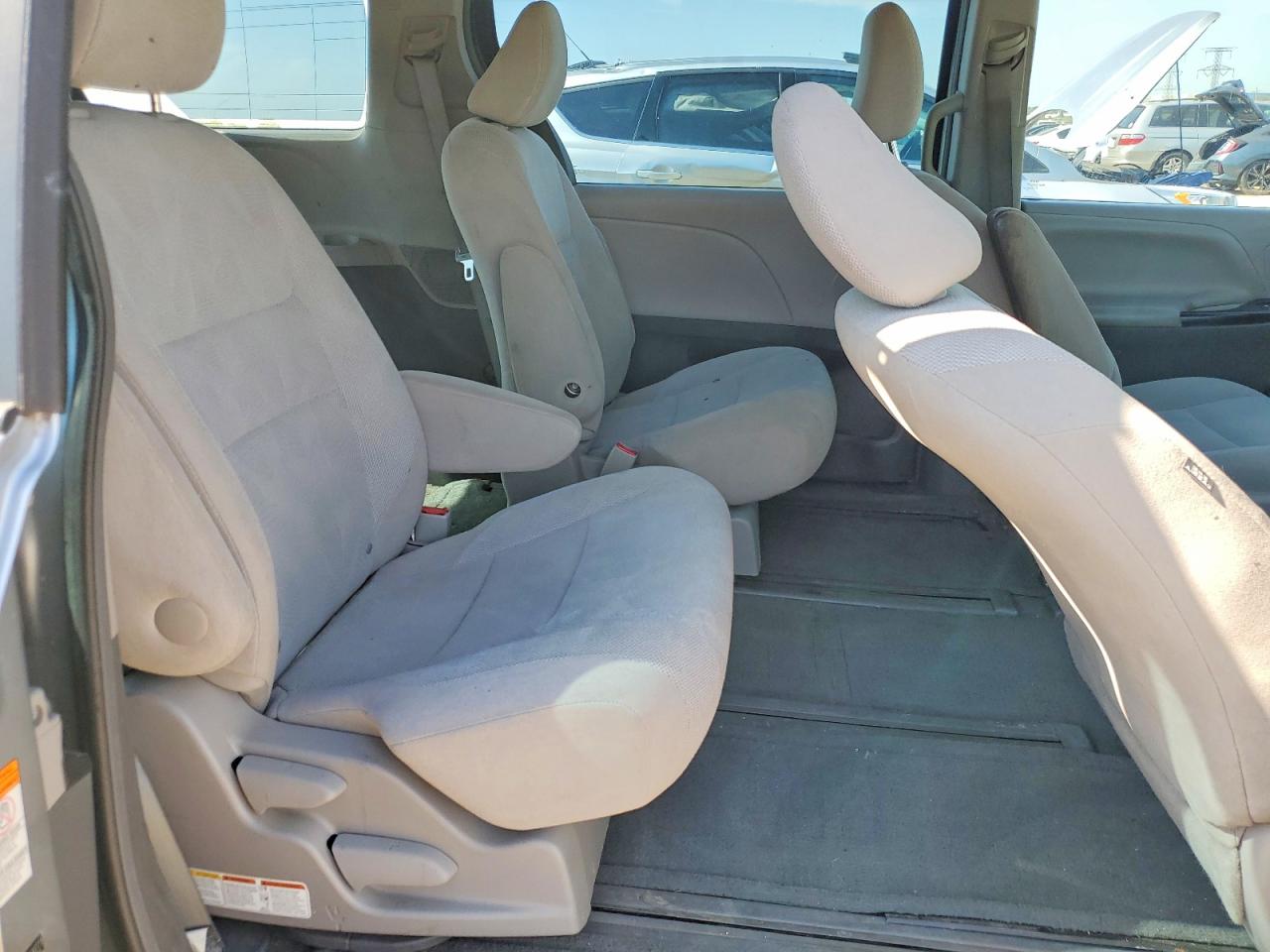 2015 Toyota Sienna L 7-passenger Silver vin: 5TDZK3DC7FS530771