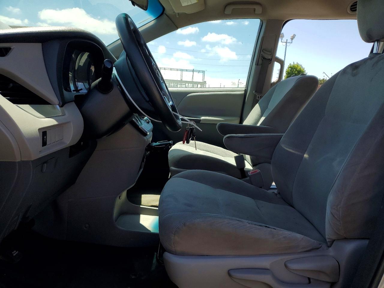 2015 Toyota Sienna L 7-passenger Silver vin: 5TDZK3DC7FS636007