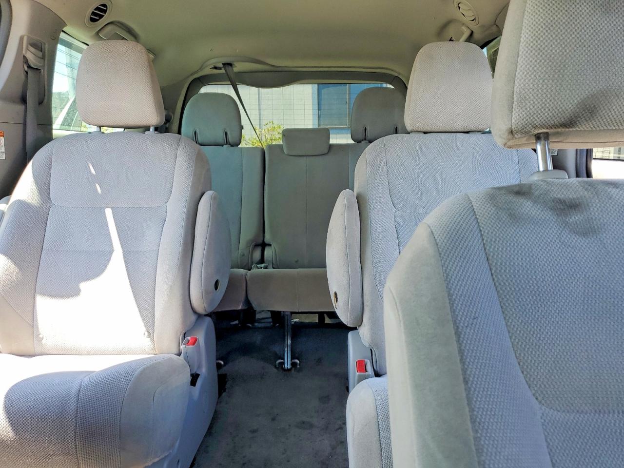 2015 Toyota Sienna L 7-passenger Silver vin: 5TDZK3DC7FS636007