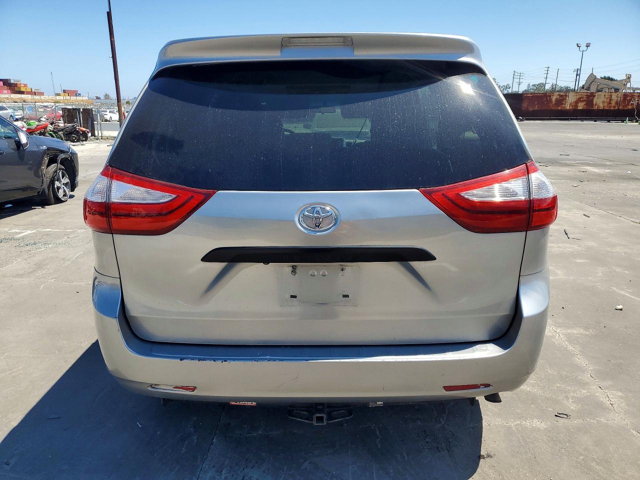 2015 Toyota Sienna L 7-passenger Silver vin: 5TDZK3DC7FS636007