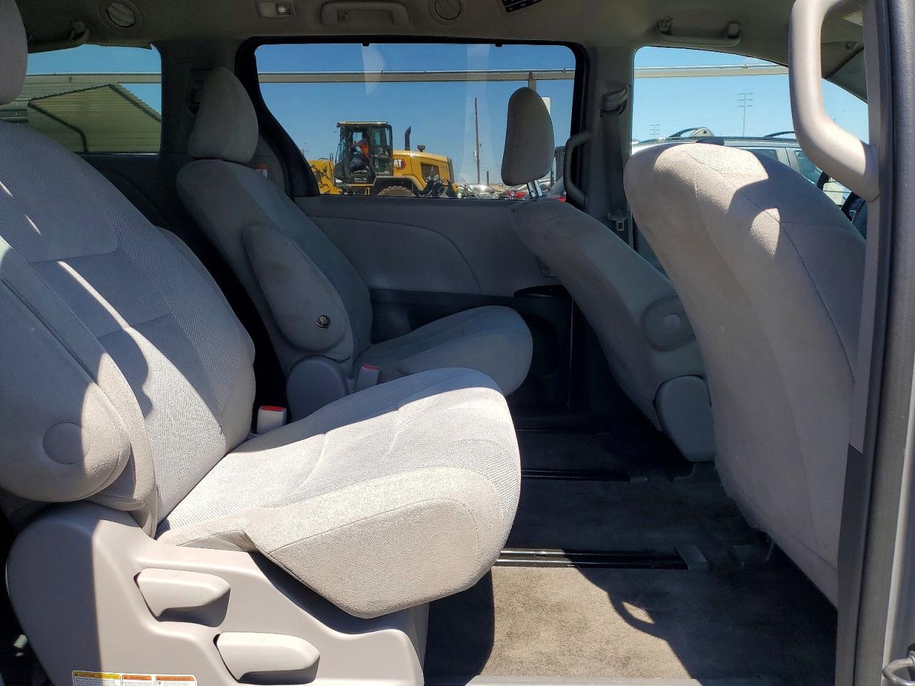 2015 Toyota Sienna L 7-passenger Silver vin: 5TDZK3DC7FS636007