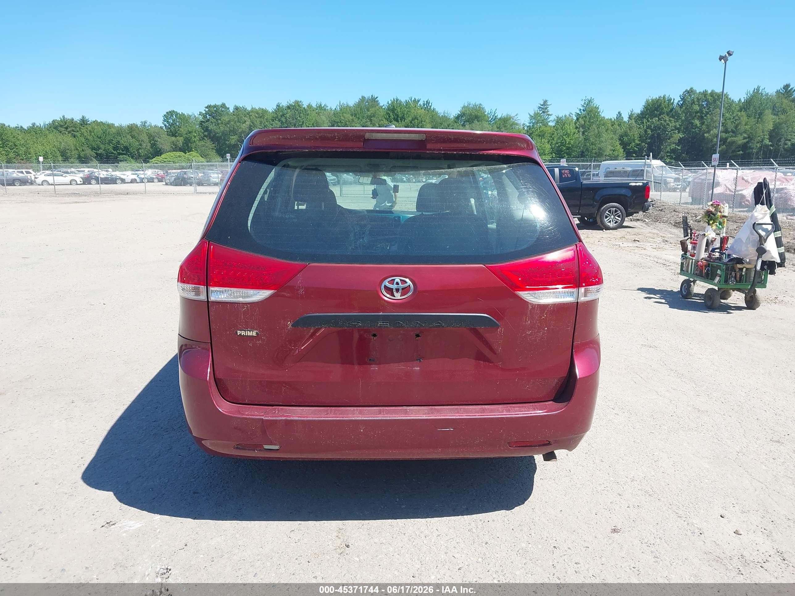 2011 Toyota Sienna Base V6 Maroon vin: 5TDZK3DC8BS052628
