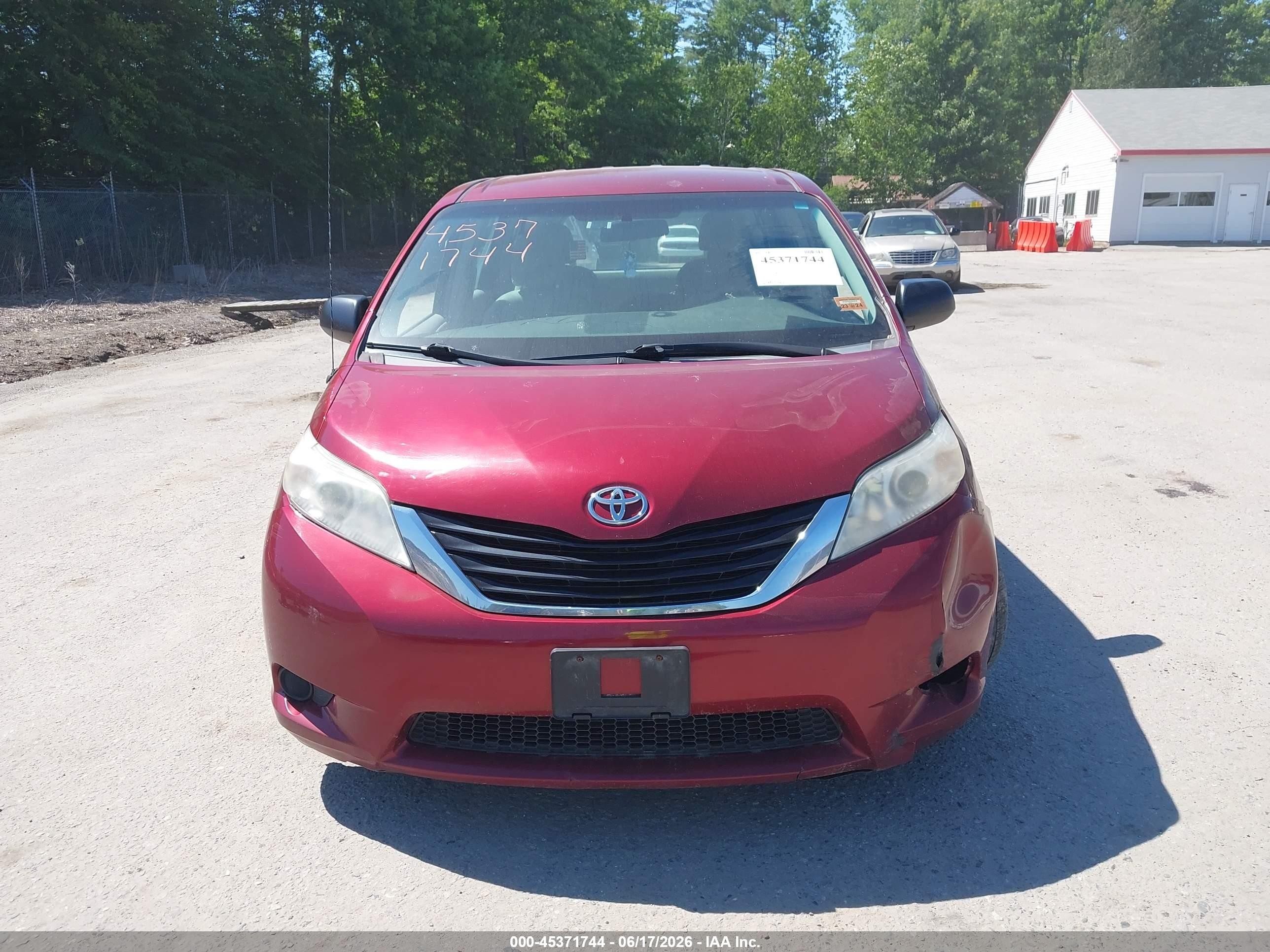 2011 Toyota Sienna Base V6 Maroon vin: 5TDZK3DC8BS052628