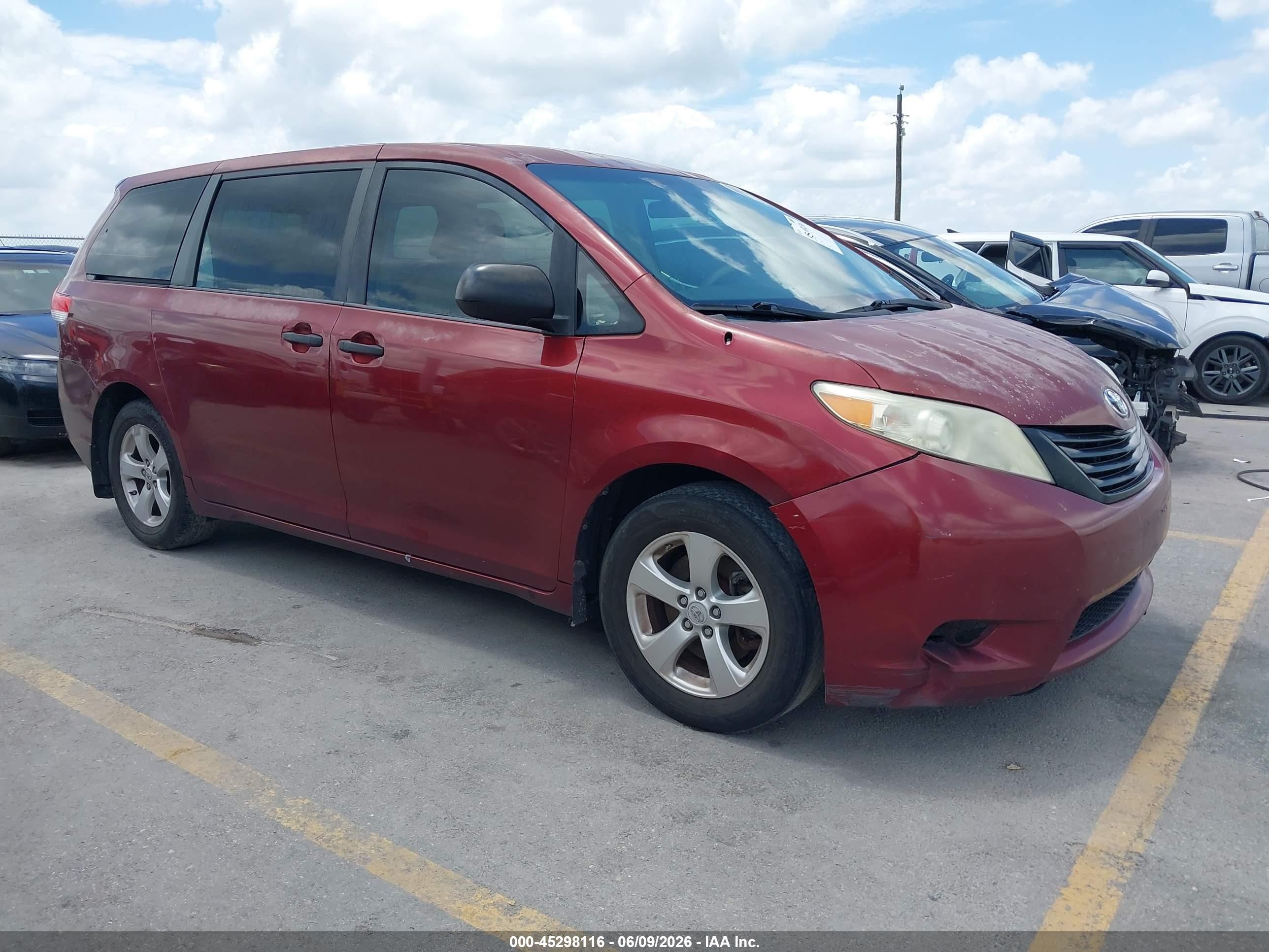 2011 Toyota Sienna Base V6 Red vin: 5TDZK3DC8BS132740