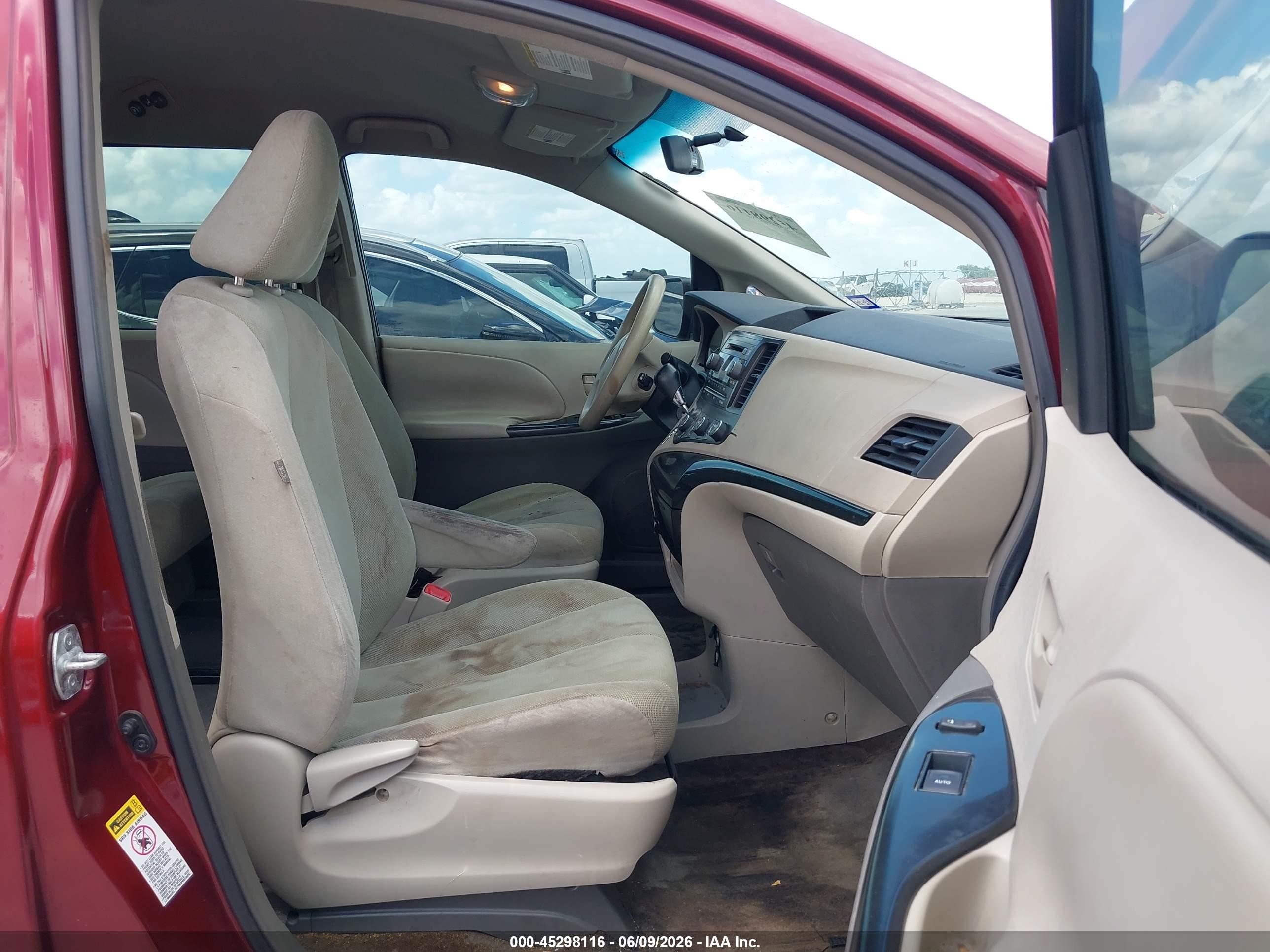 2011 Toyota Sienna Base V6 Red vin: 5TDZK3DC8BS132740