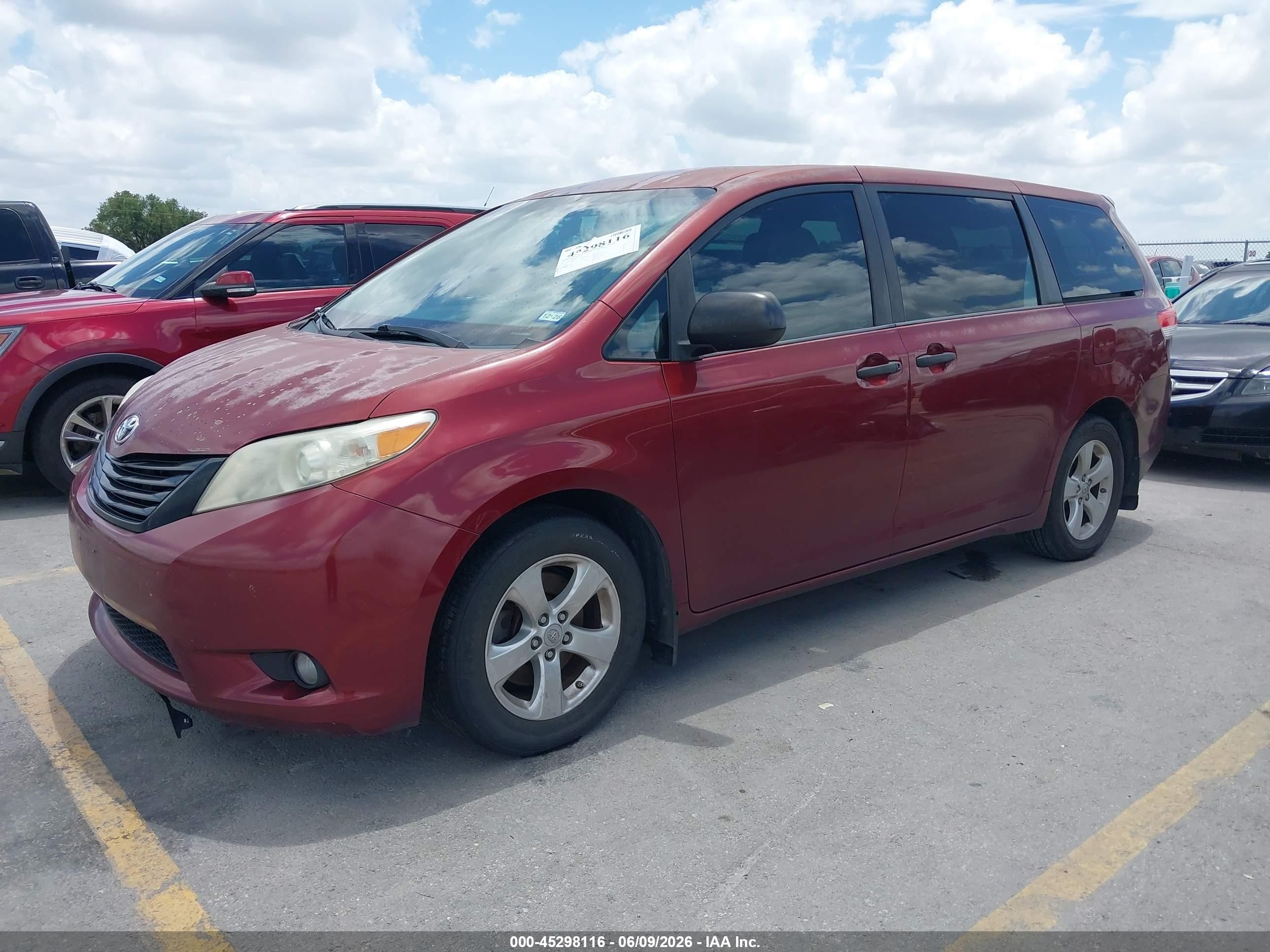 2011 Toyota Sienna Base V6 Red vin: 5TDZK3DC8BS132740