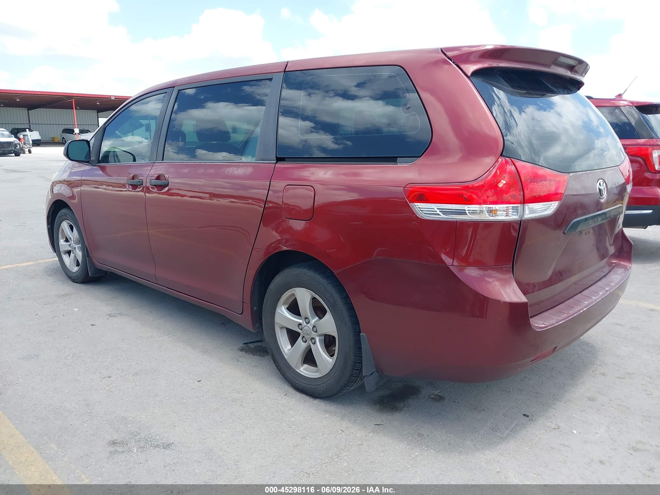 2011 Toyota Sienna Base V6 Red vin: 5TDZK3DC8BS132740