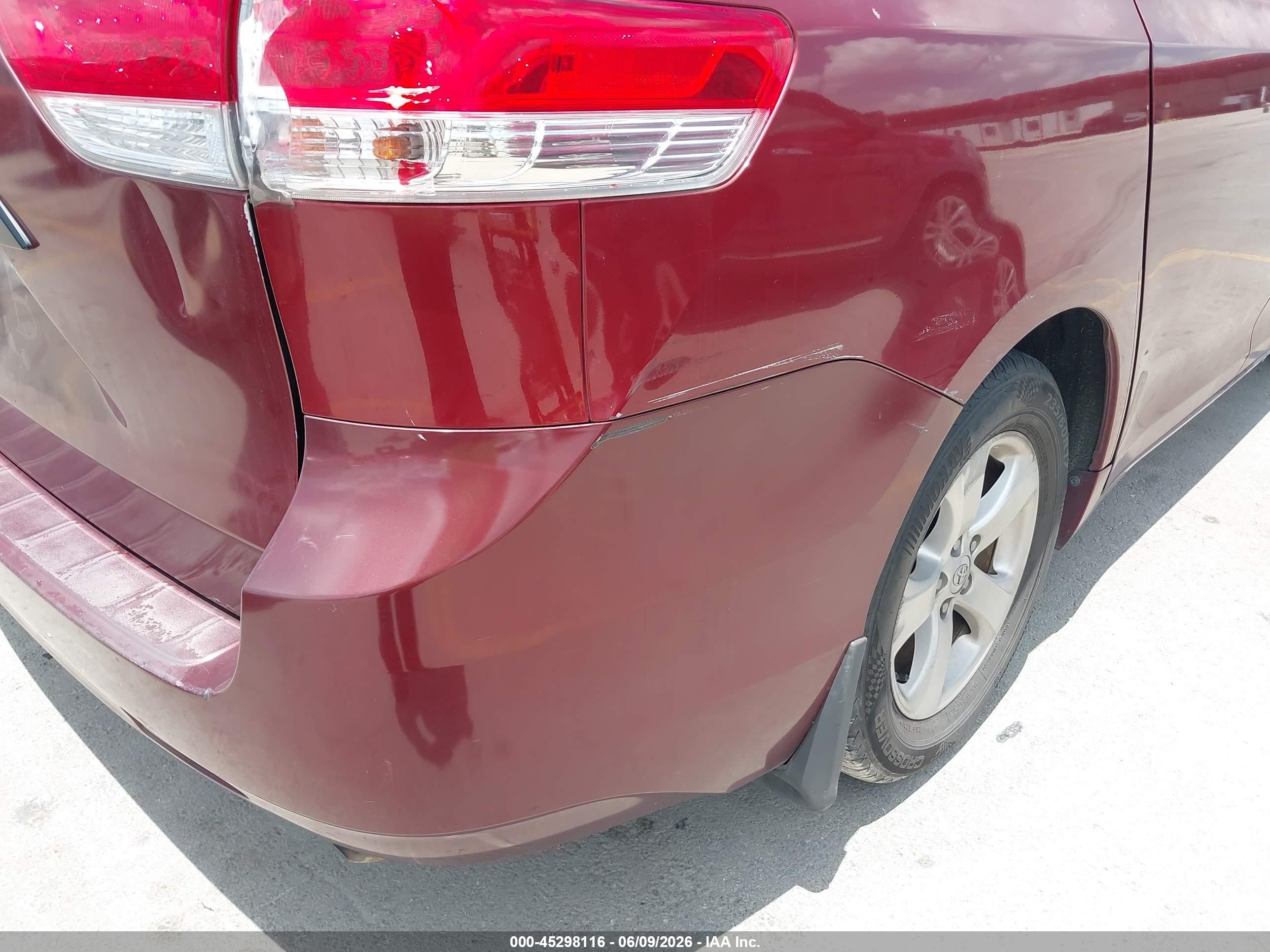 2011 Toyota Sienna Base V6 Red vin: 5TDZK3DC8BS132740