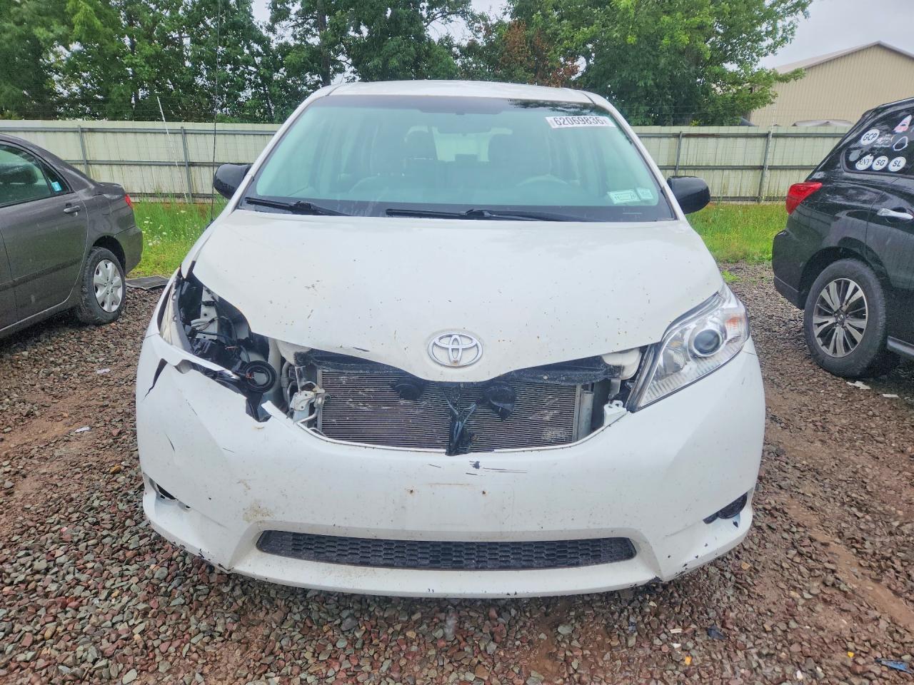 2011 Toyota Sienna Base 7-passenger White vin: 5TDZK3DC8BS158724