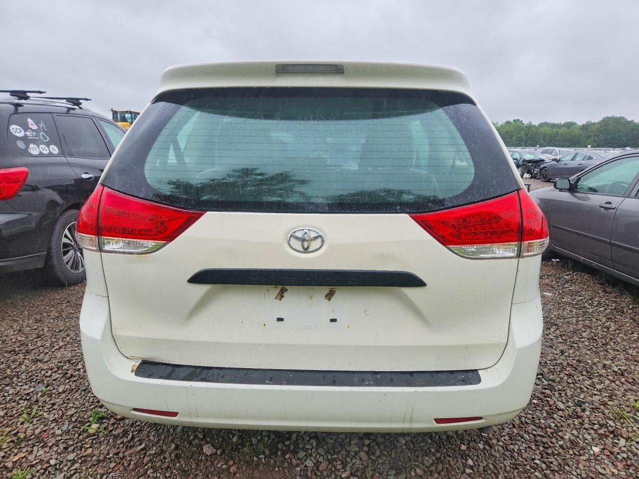 2011 Toyota Sienna Base 7-passenger White vin: 5TDZK3DC8BS158724
