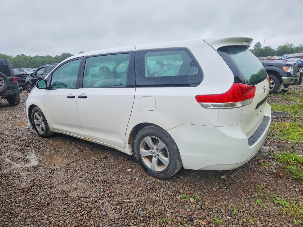2011 Toyota Sienna Base 7-passenger White vin: 5TDZK3DC8BS158724