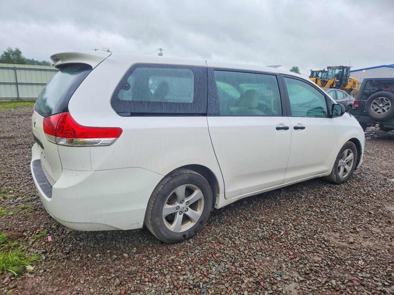2011 Toyota Sienna Base 7-passenger White vin: 5TDZK3DC8BS158724