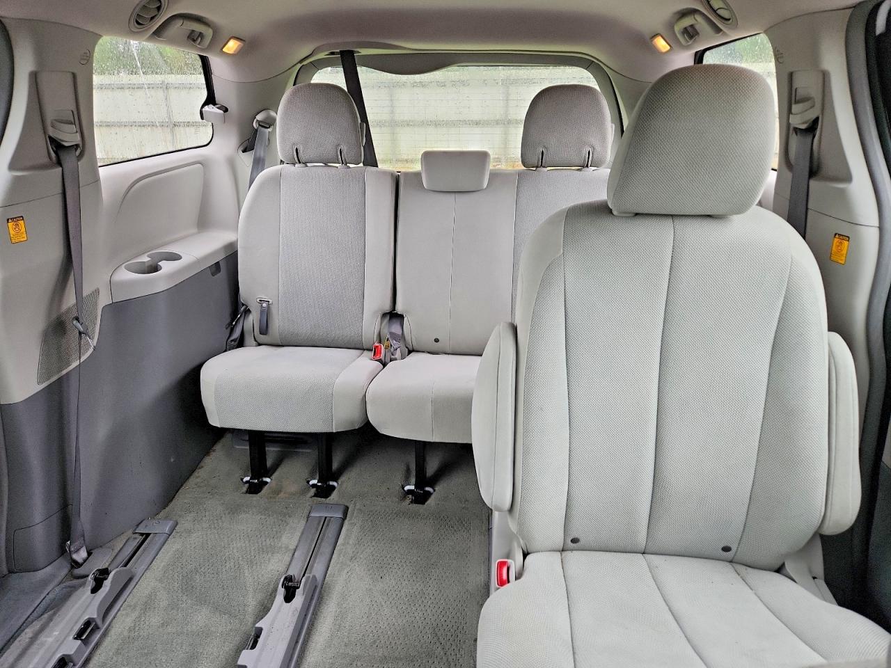 2011 Toyota Sienna Base 7-passenger White vin: 5TDZK3DC8BS158724