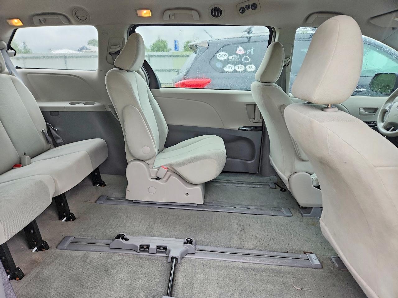 2011 Toyota Sienna Base 7-passenger White vin: 5TDZK3DC8BS158724