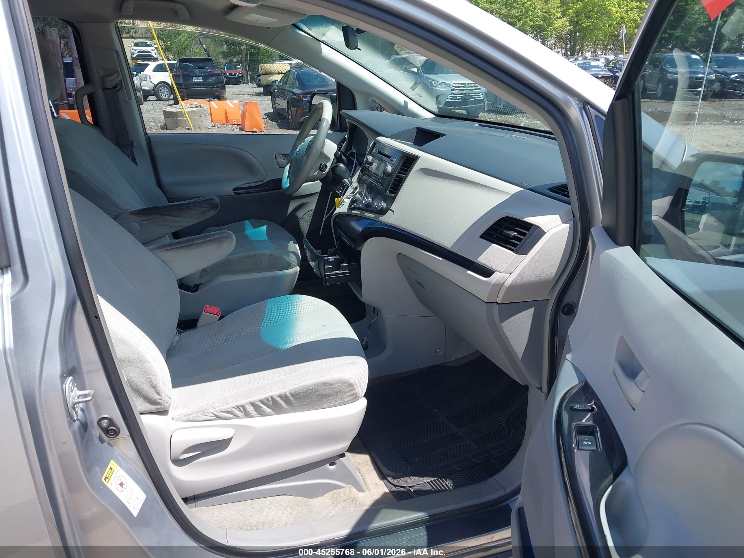 2013 Toyota Sienna L V6 7 Passenger Silver vin: 5TDZK3DC8DS341284