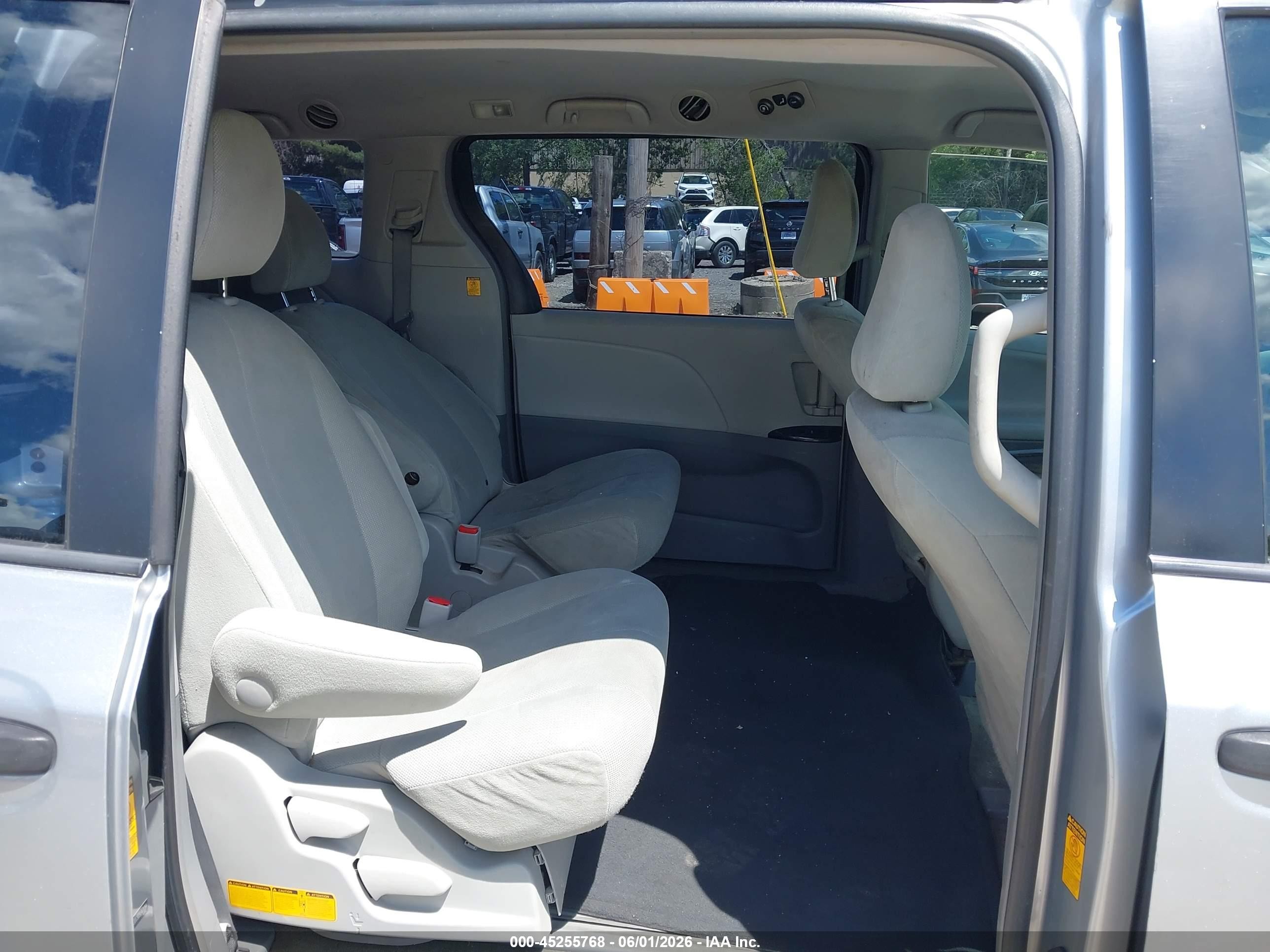 2013 Toyota Sienna L V6 7 Passenger Silver vin: 5TDZK3DC8DS341284