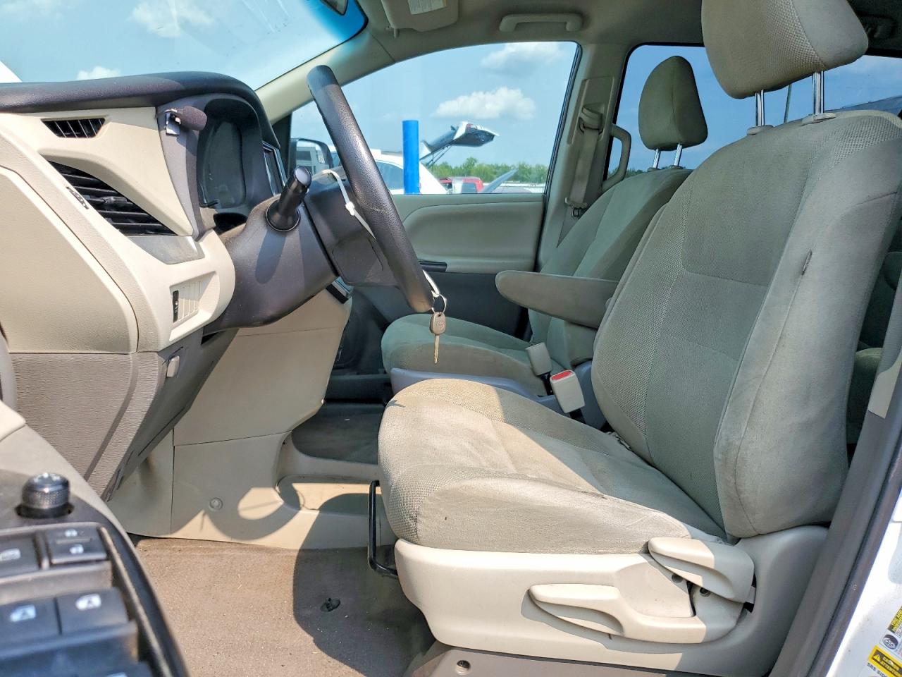 2015 Toyota Sienna L 7-passenger White vin: 5TDZK3DC8FS546459