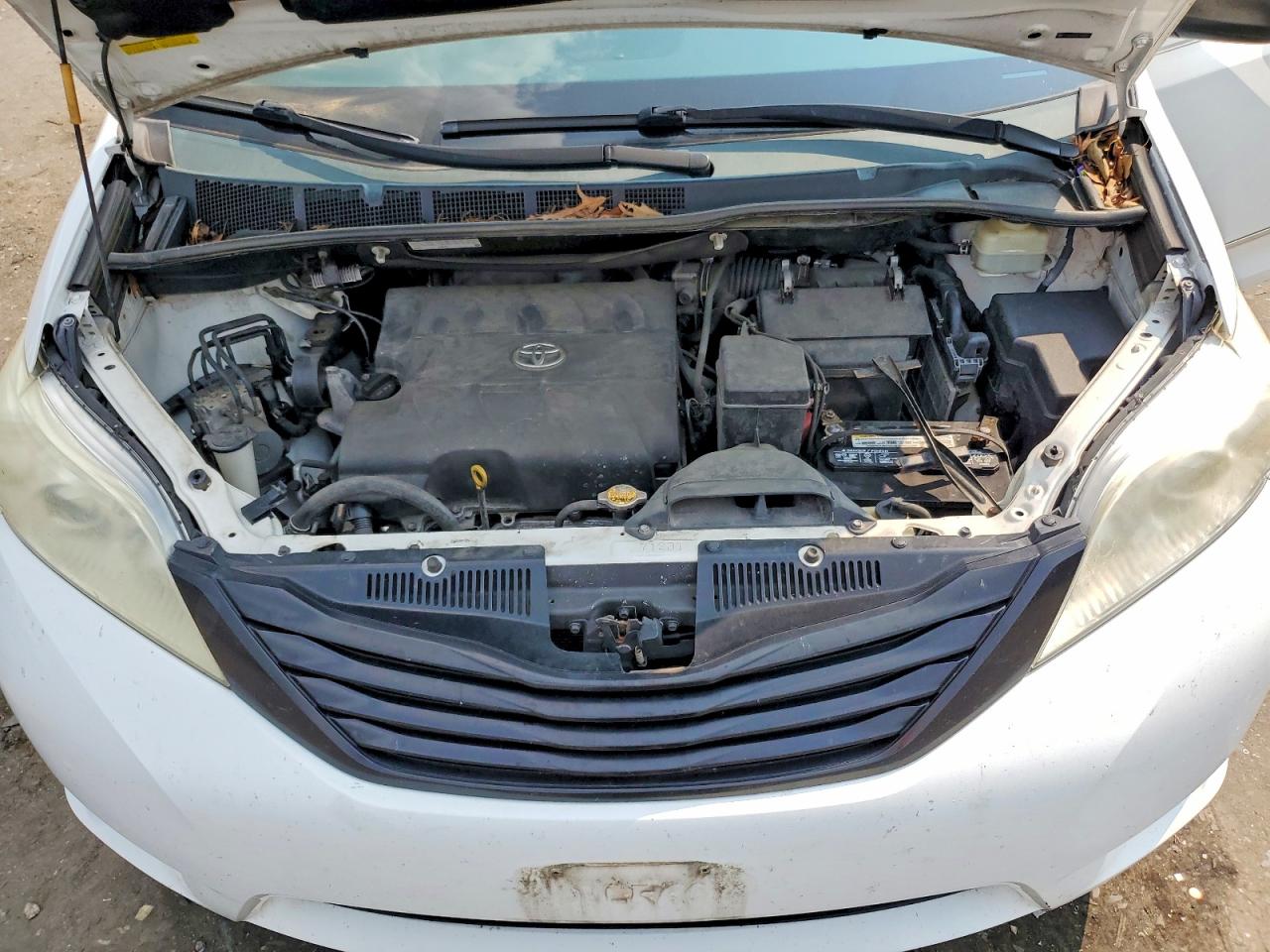 2015 Toyota Sienna L 7-passenger White vin: 5TDZK3DC8FS546459