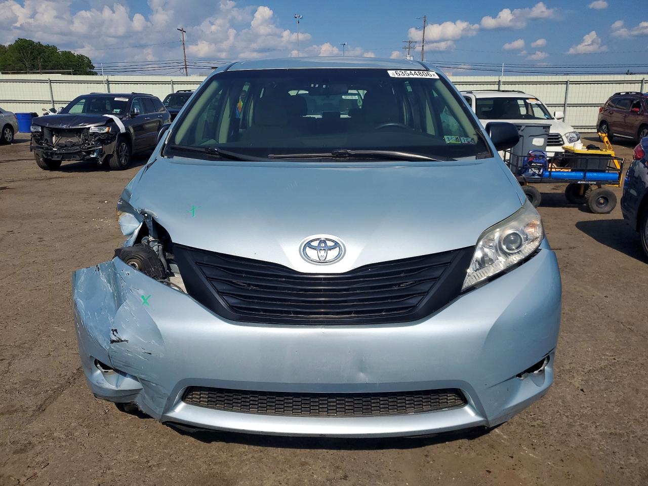 2015 Toyota Sienna L 7-passenger Silver vin: 5TDZK3DC8FS600777