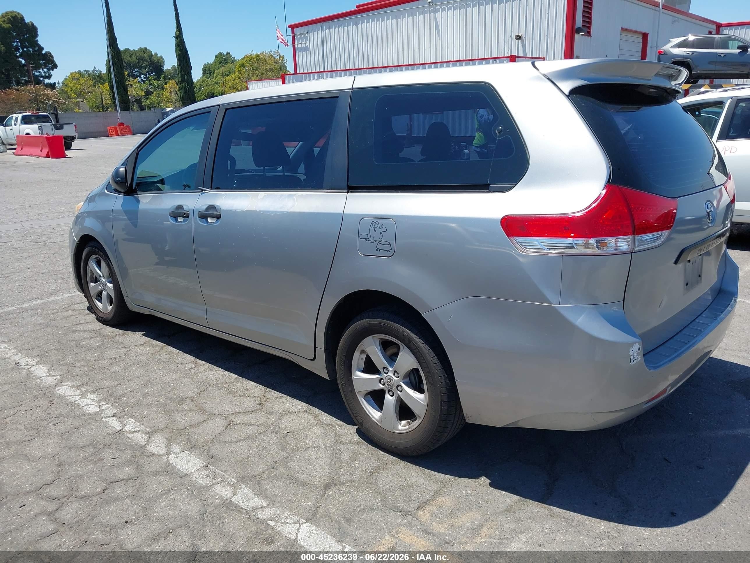 2011 Toyota Sienna Base V6 Silver vin: 5TDZK3DC9BS097481
