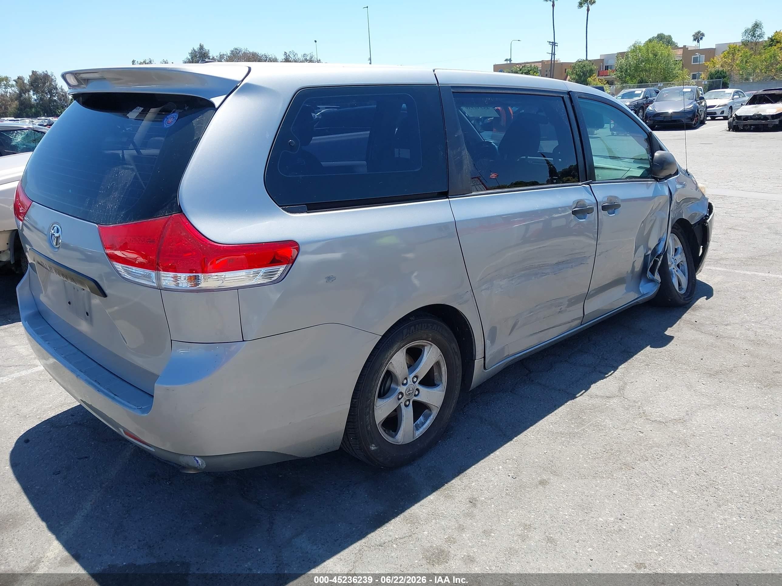 2011 Toyota Sienna Base V6 Silver vin: 5TDZK3DC9BS097481