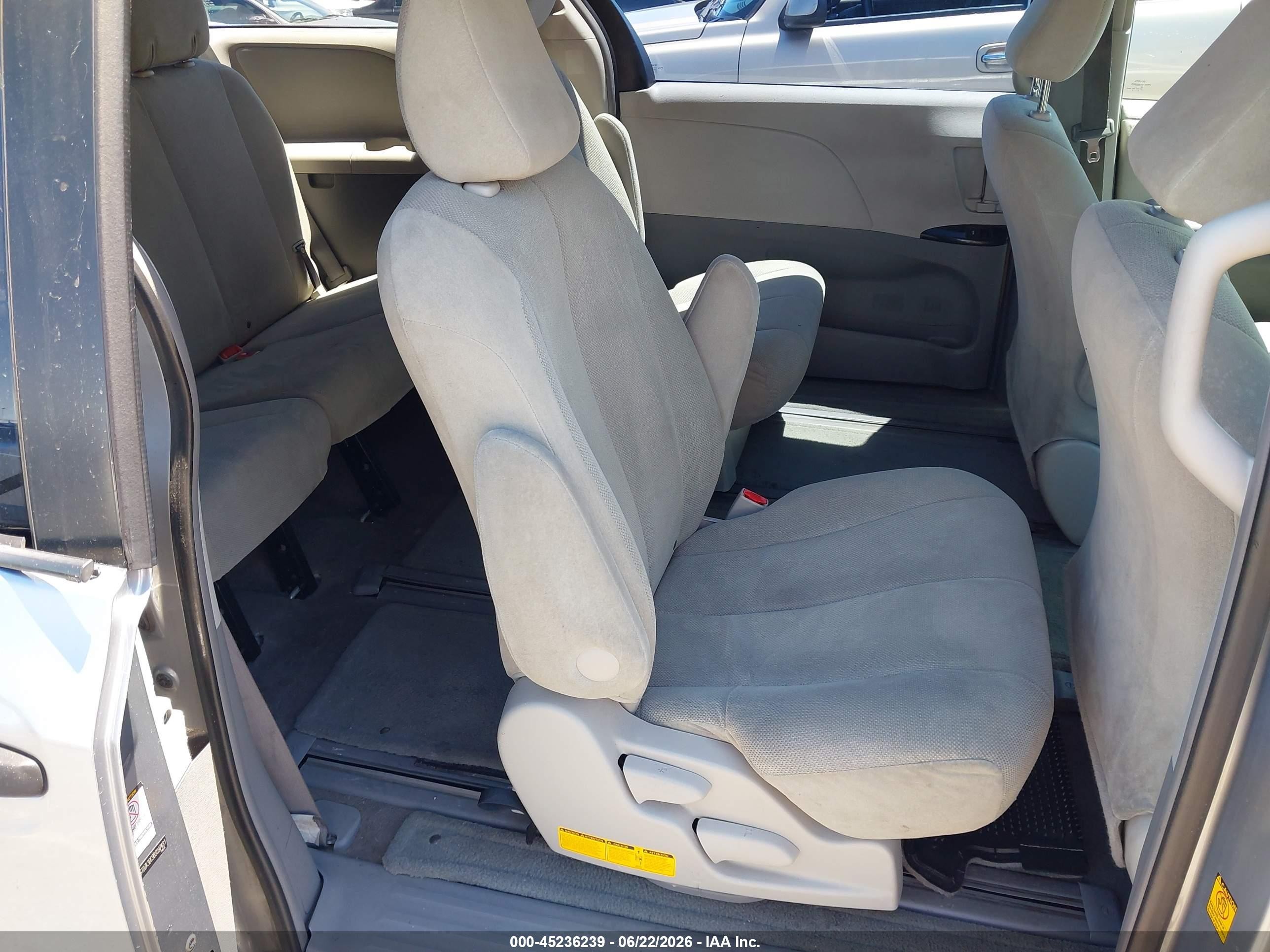 2011 Toyota Sienna Base V6 Silver vin: 5TDZK3DC9BS097481