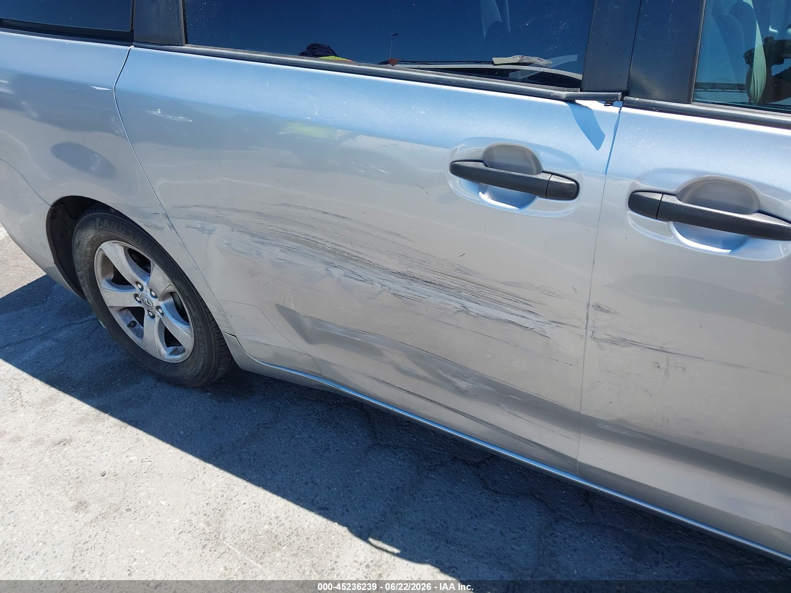 2011 Toyota Sienna Base V6 Silver vin: 5TDZK3DC9BS097481