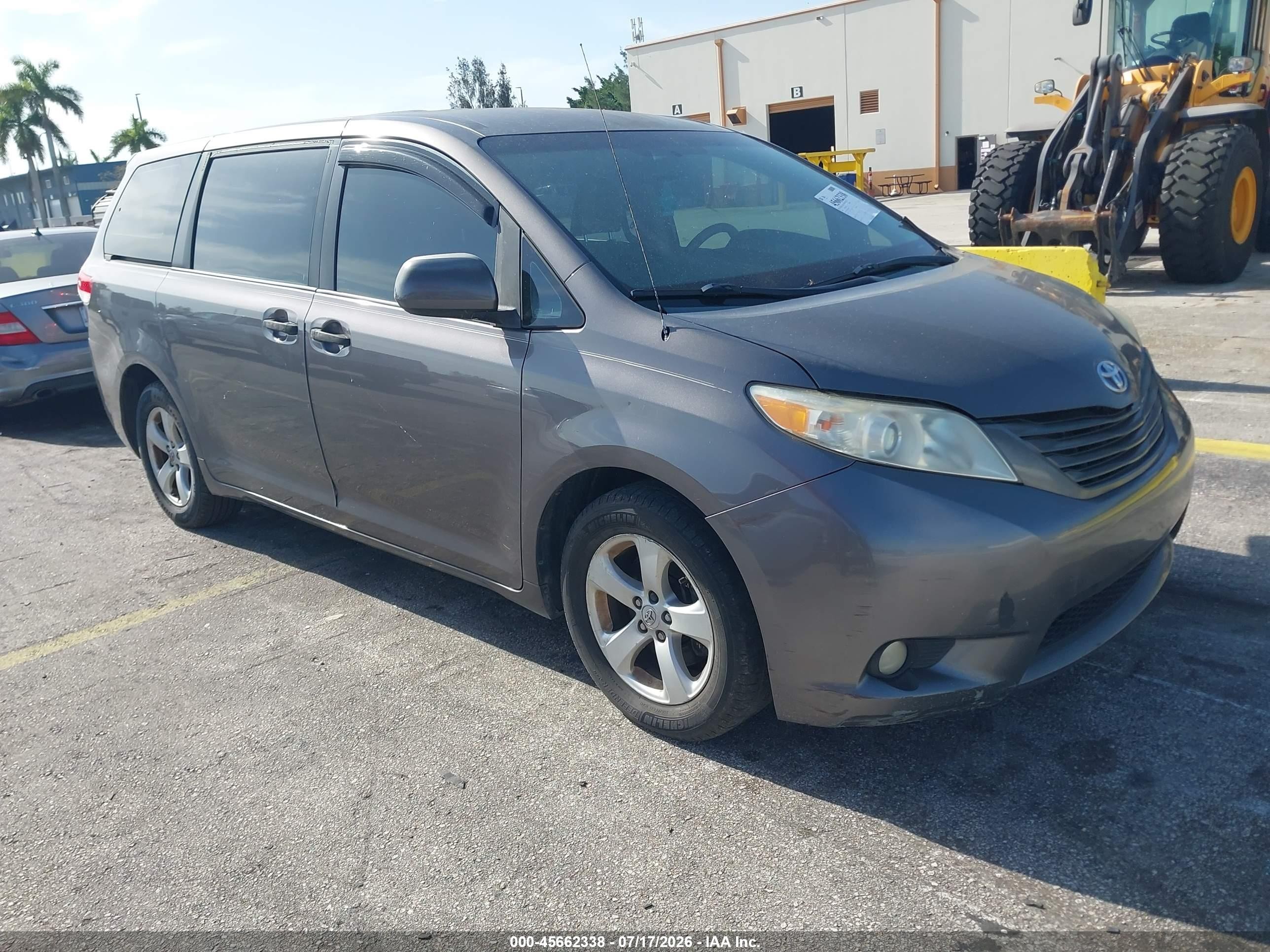 2012 Toyota Sienna Base V6 7 Passenger Gray vin: 5TDZK3DC9CS192009