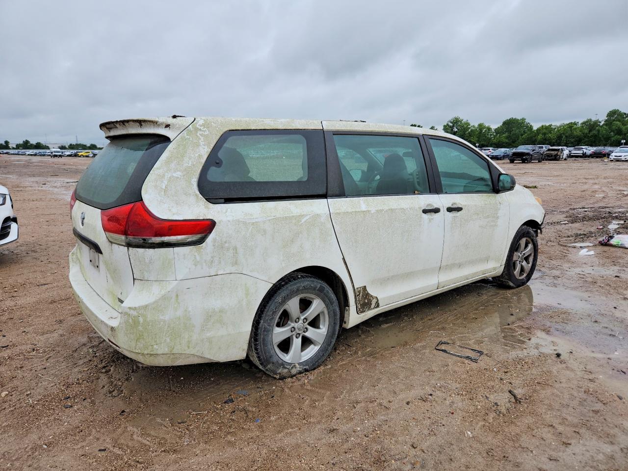 2013 Toyota Sienna L 7-passenger White vin: 5TDZK3DC9DS294539