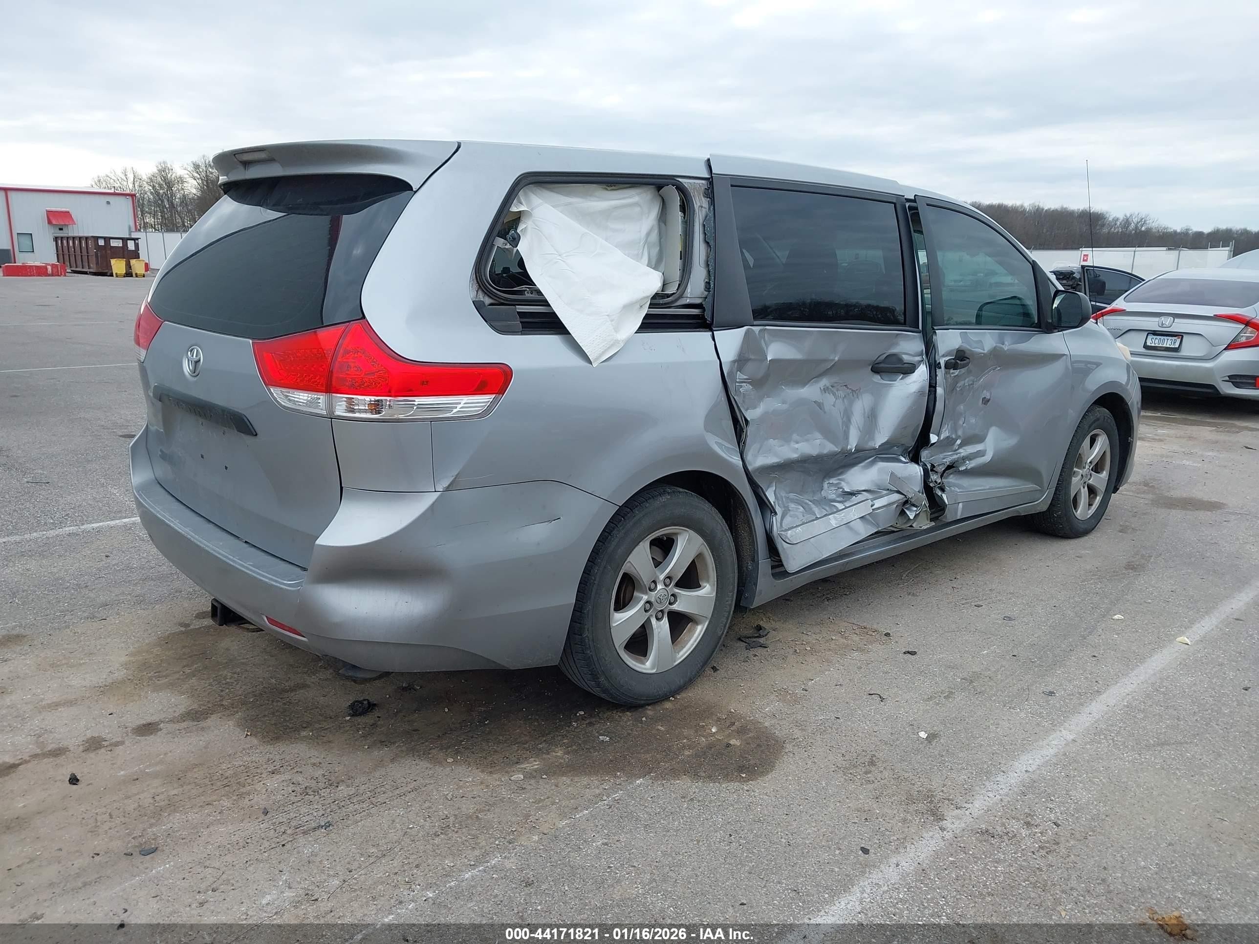 2013 Toyota Sienna L V6 7 Passenger Серебряный vin: 5TDZK3DC9DS339334