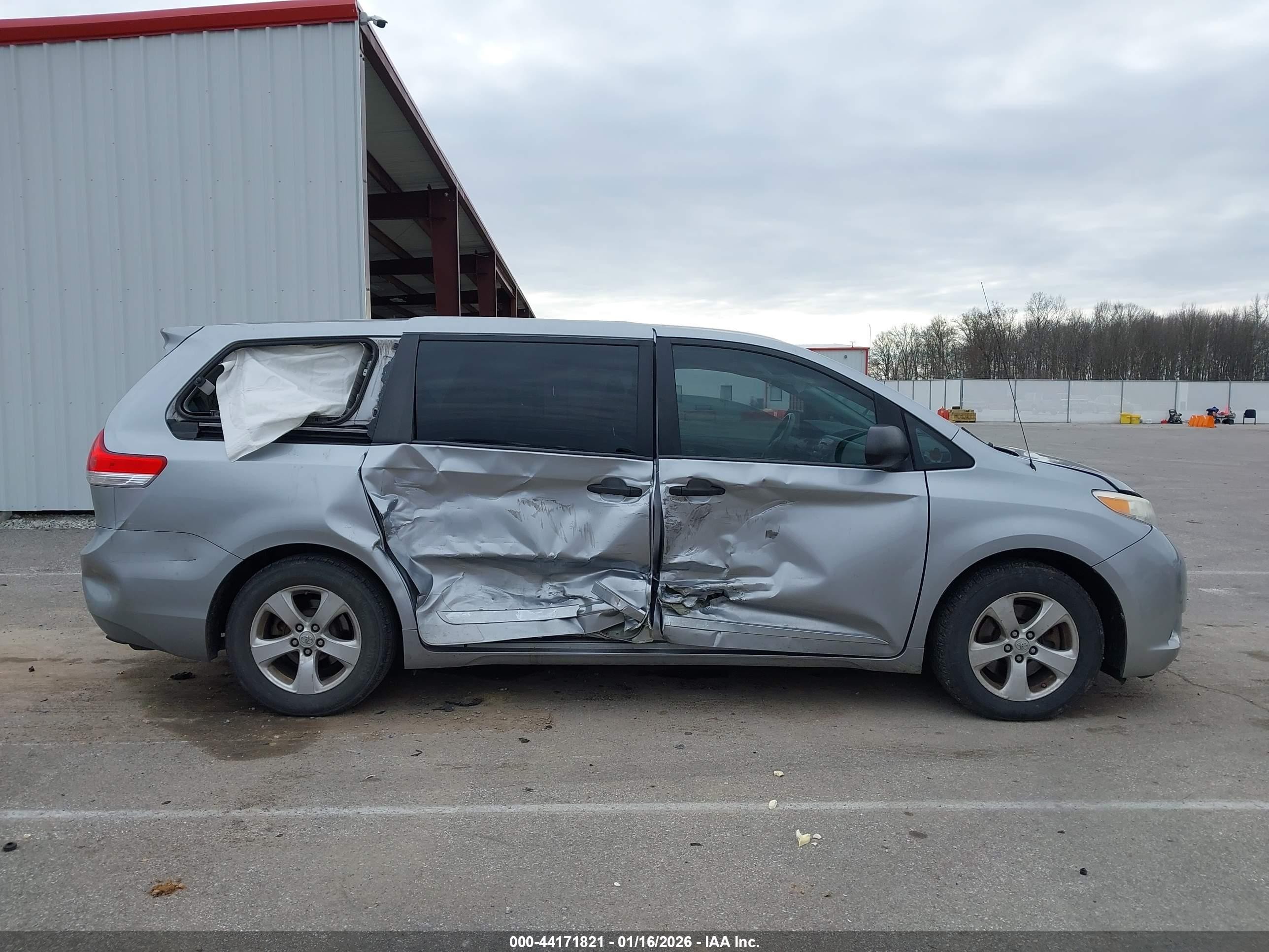 2013 Toyota Sienna L V6 7 Passenger Серебряный vin: 5TDZK3DC9DS339334