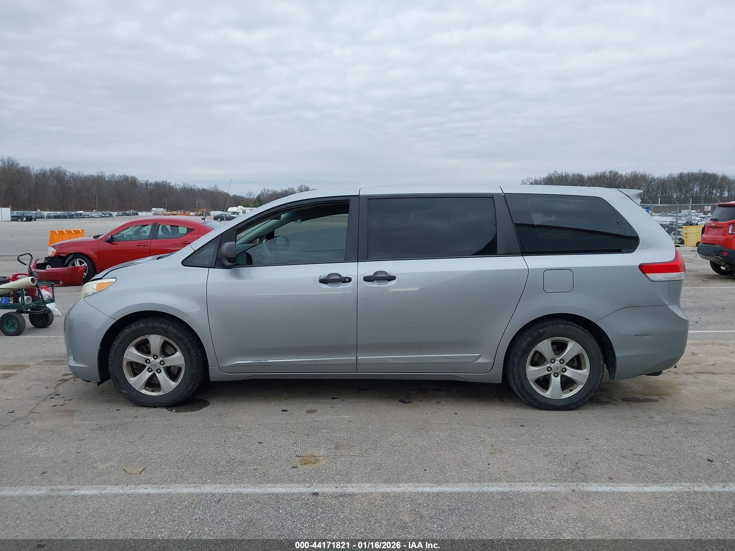 2013 Toyota Sienna L V6 7 Passenger Серебряный vin: 5TDZK3DC9DS339334