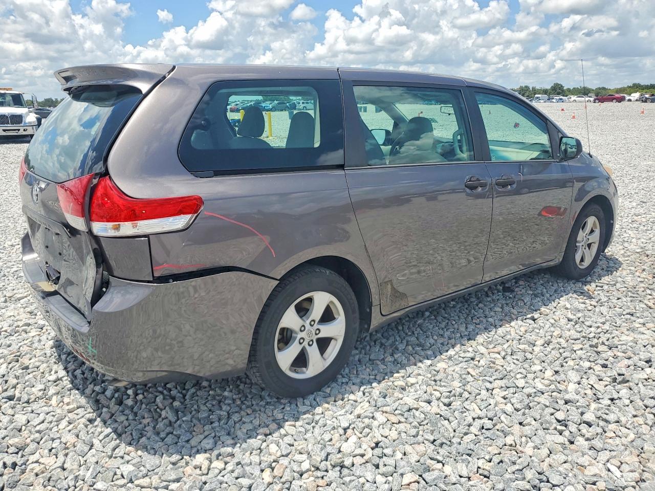 2014 Toyota Sienna L 7-passenger Silver vin: 5TDZK3DC9ES506079