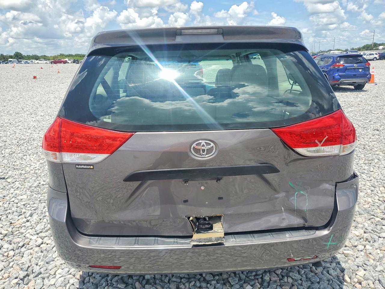 2014 Toyota Sienna L 7-passenger Silver vin: 5TDZK3DC9ES506079