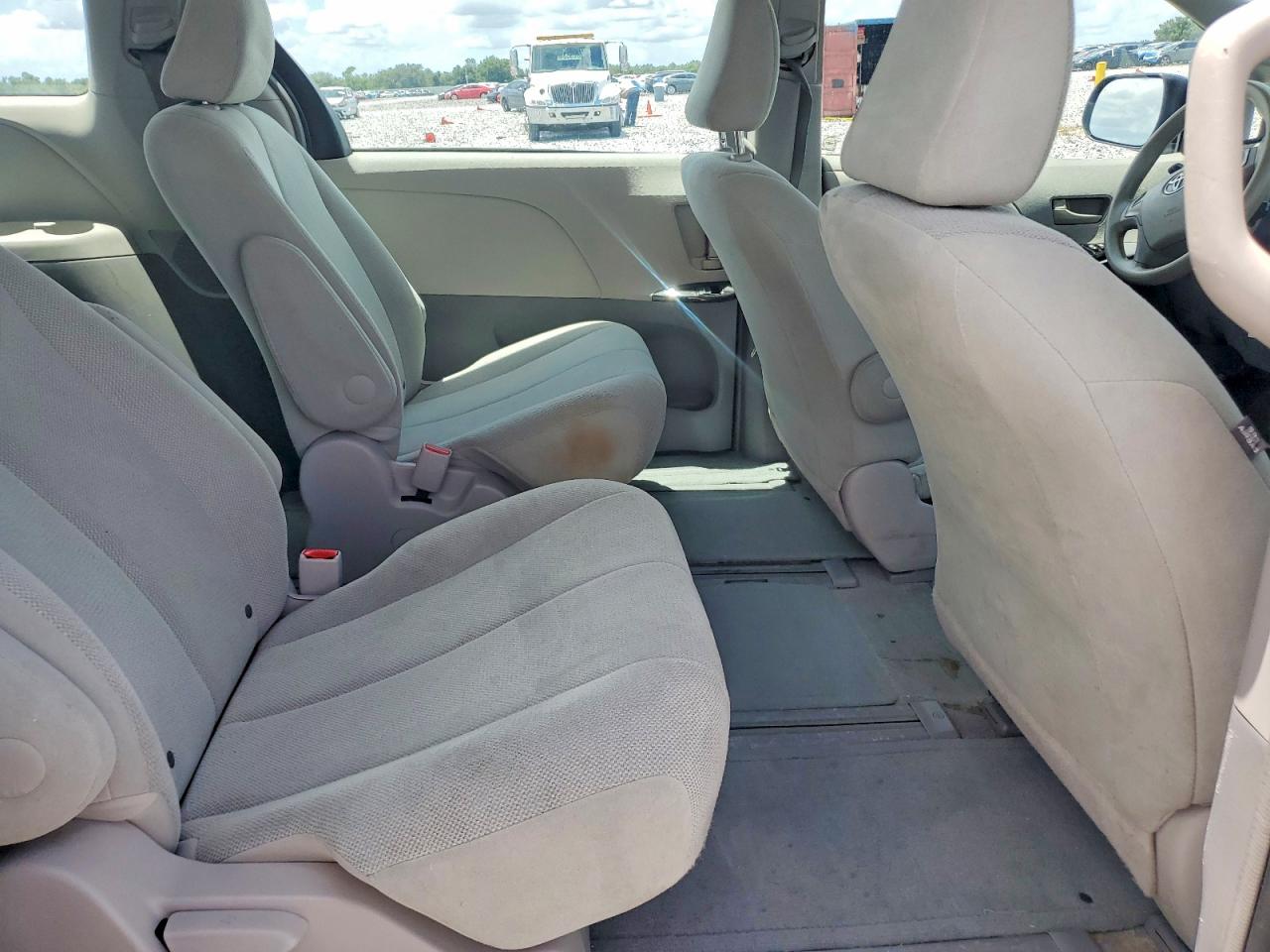 2014 Toyota Sienna L 7-passenger Silver vin: 5TDZK3DC9ES506079
