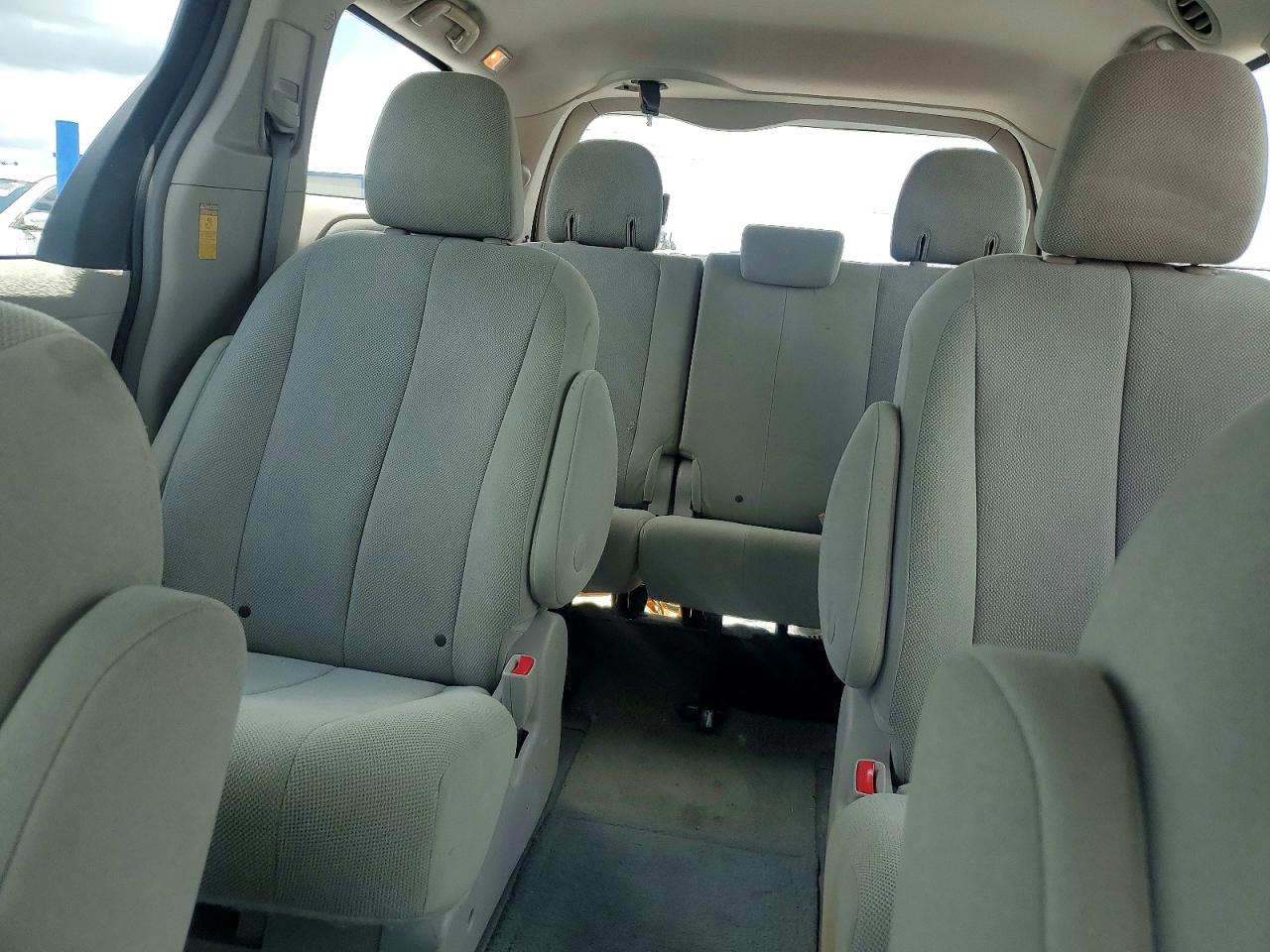 2014 Toyota Sienna L 7-passenger Silver vin: 5TDZK3DC9ES506079