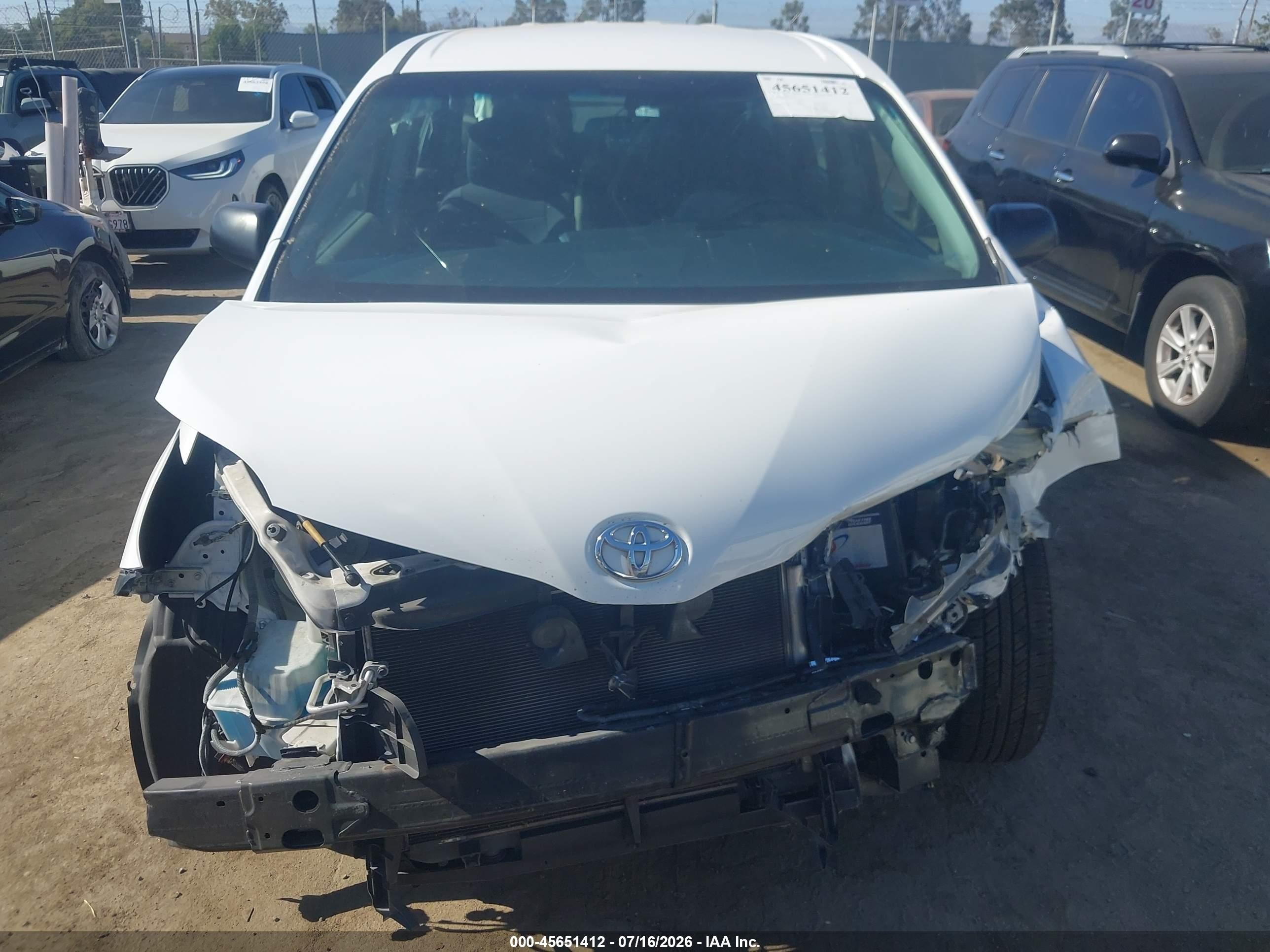 2015 Toyota Sienna L 7 Passenger White vin: 5TDZK3DC9FS644299