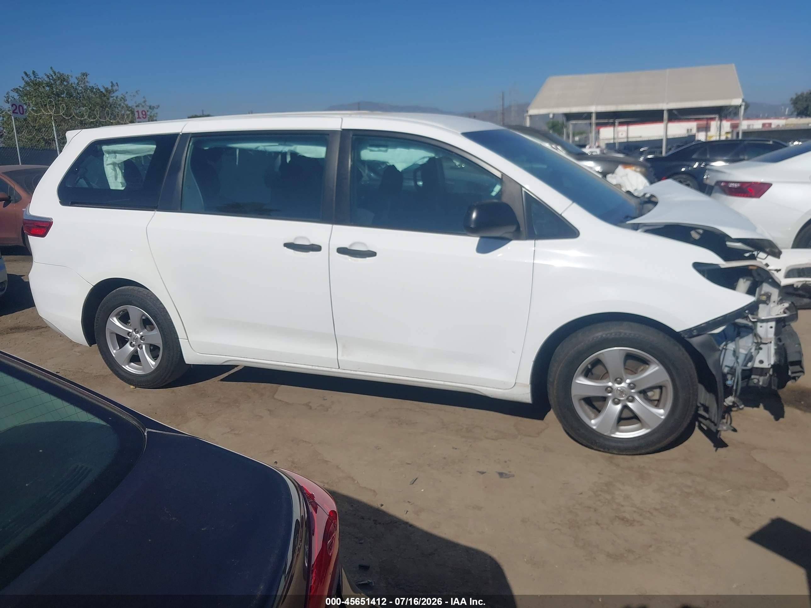 2015 Toyota Sienna L 7 Passenger White vin: 5TDZK3DC9FS644299