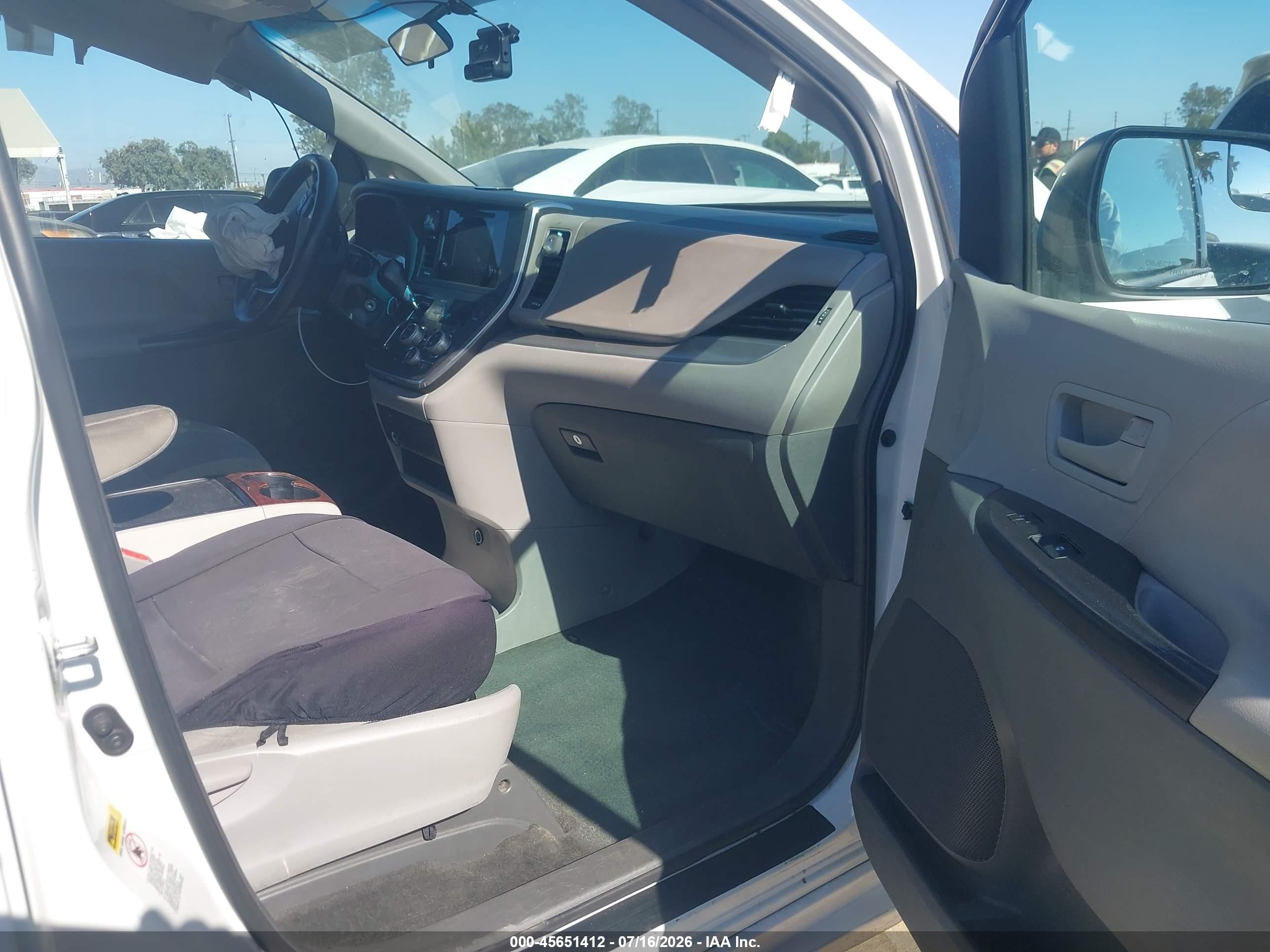 2015 Toyota Sienna L 7 Passenger White vin: 5TDZK3DC9FS644299